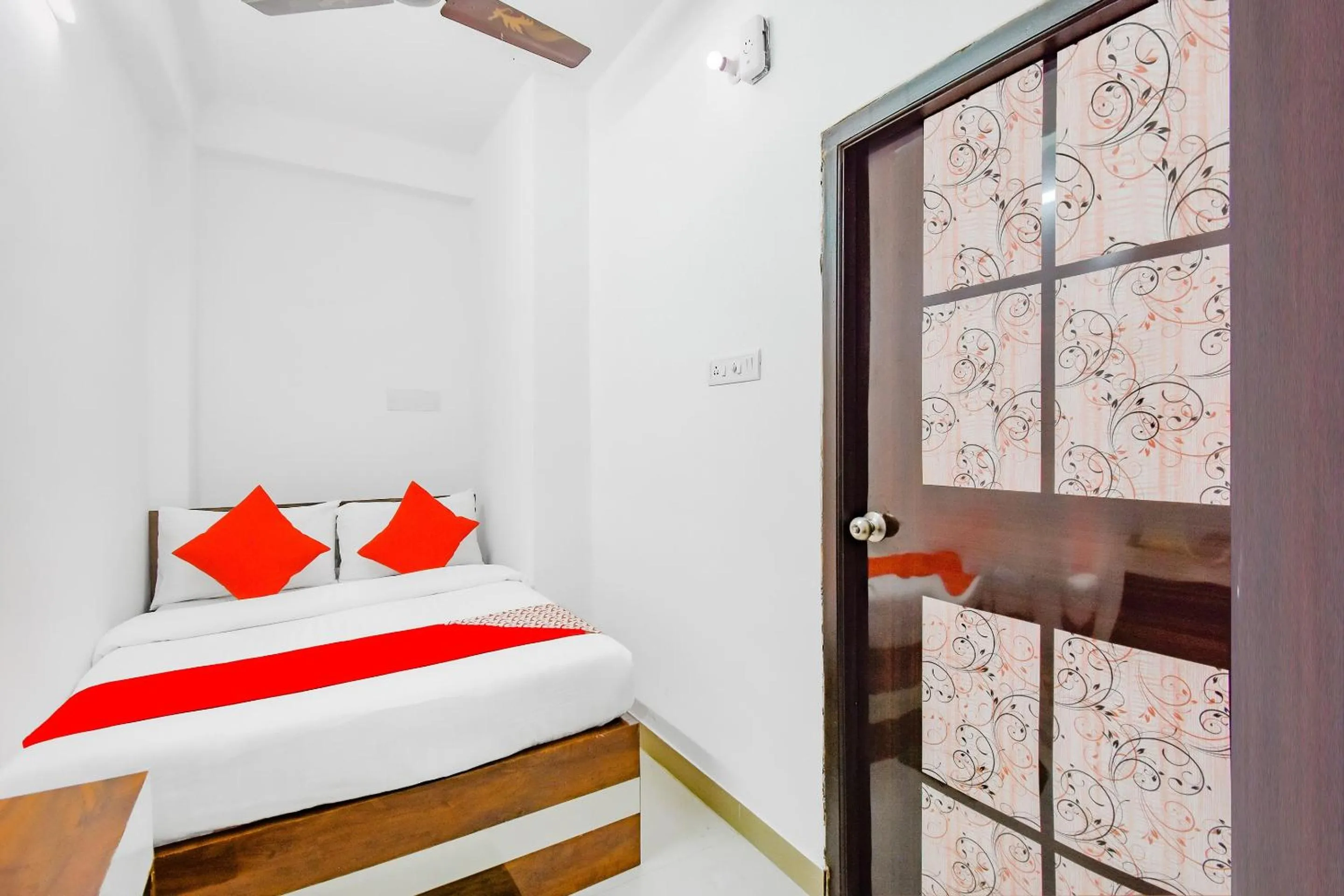 Bedroom, Bed in Super Hotel O Royal Palace