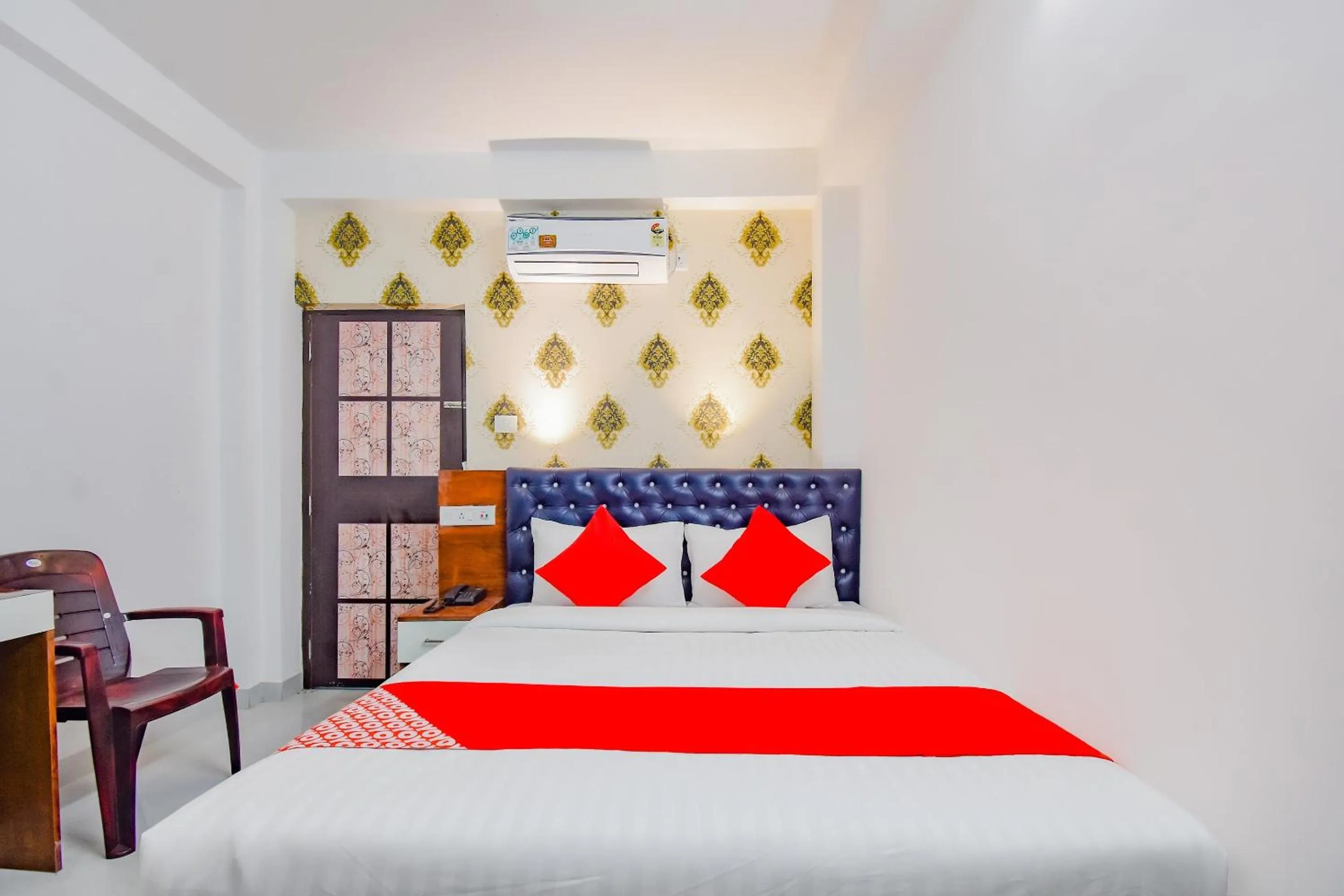 Bedroom, Bed in Super Hotel O Royal Palace