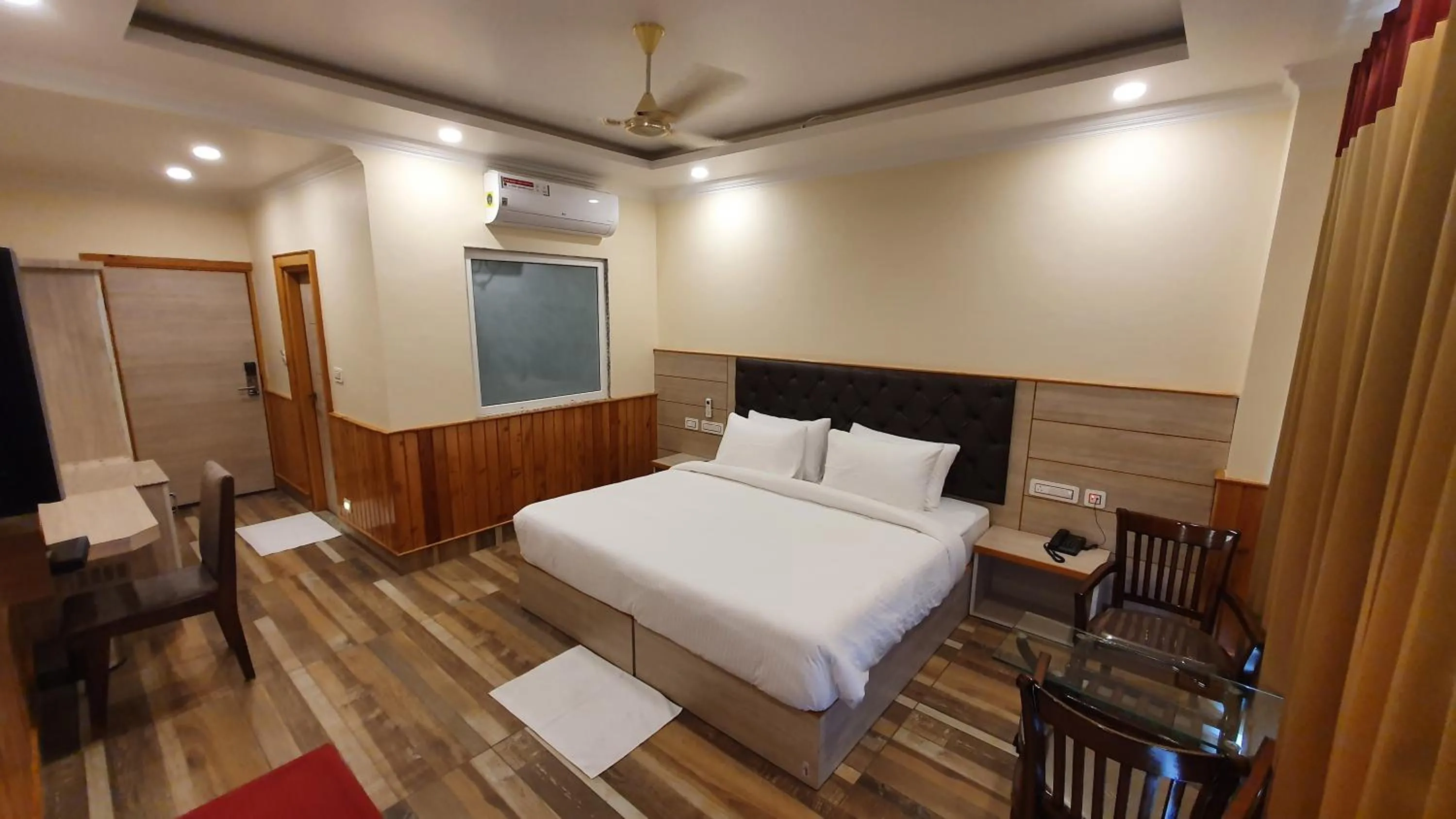 Bedroom, Bed in Nomadic Inn