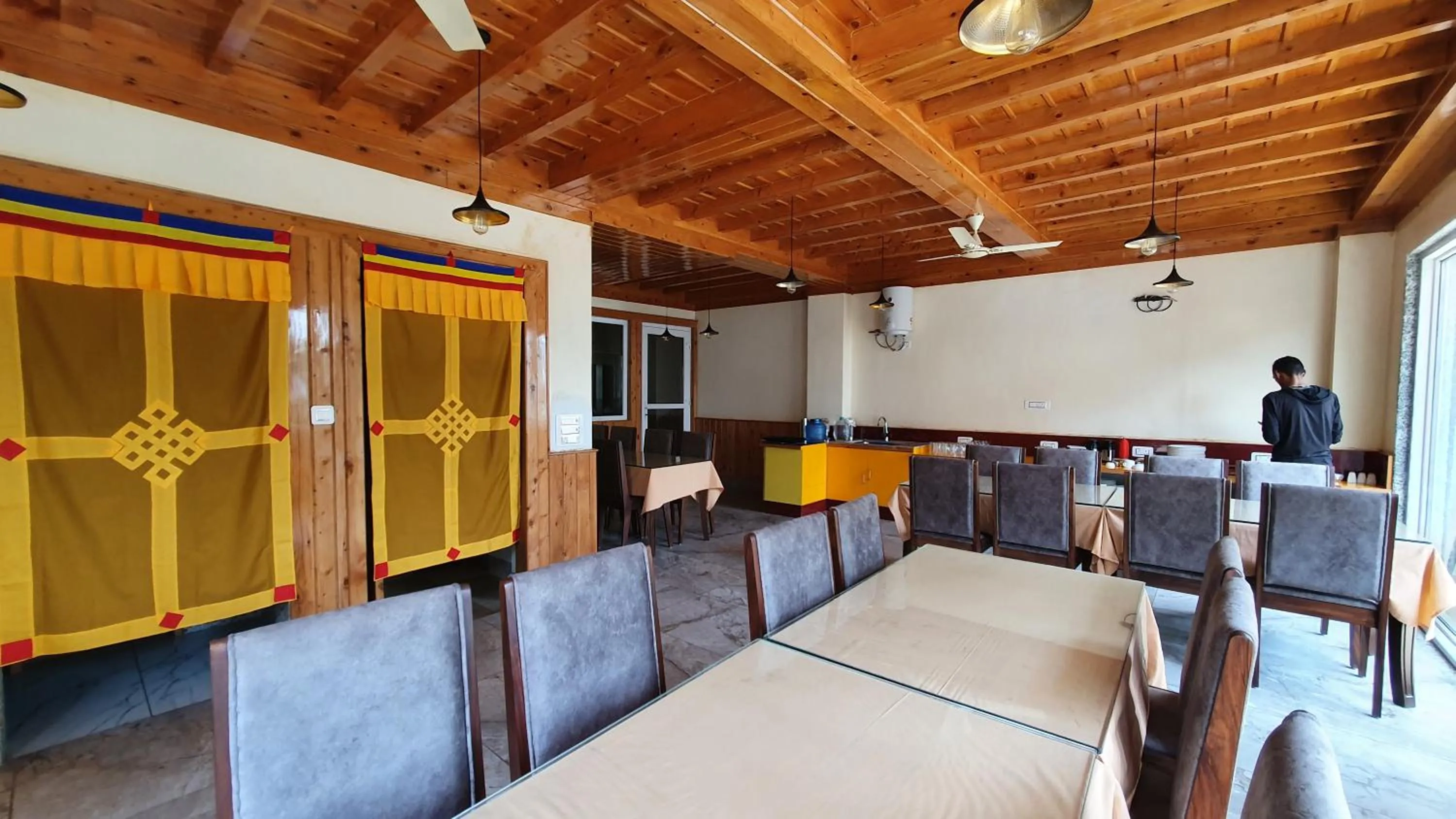 Restaurant/places to eat in Nomadic Inn