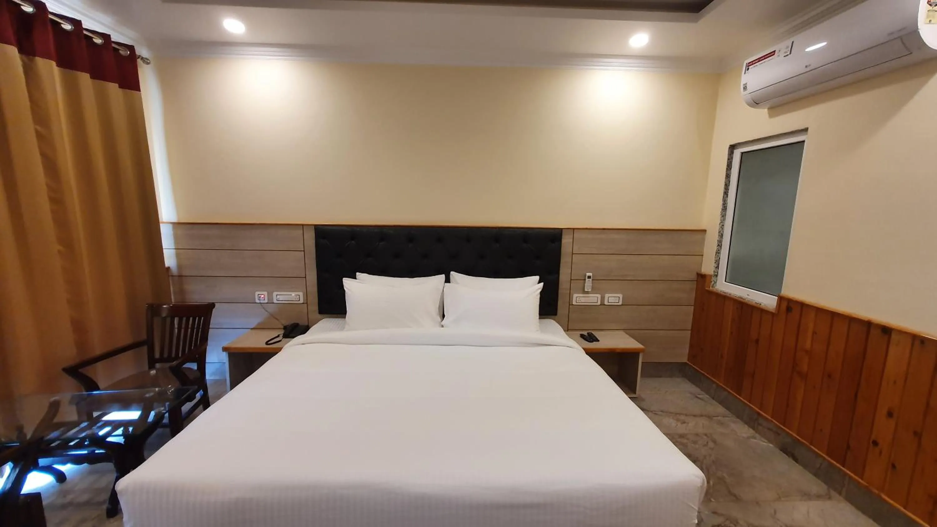 Bedroom, Bed in Nomadic Inn