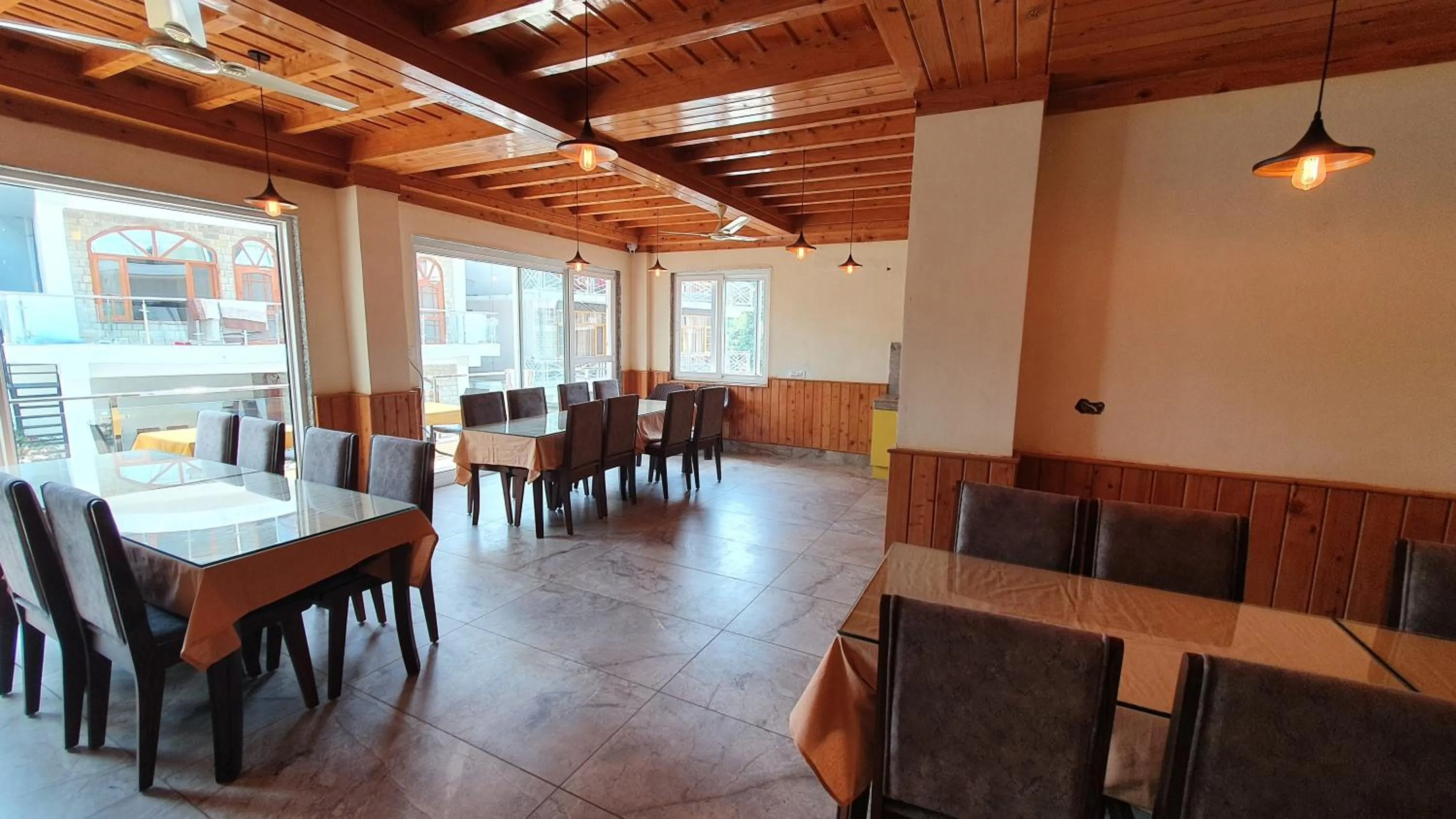Restaurant/places to eat in Nomadic Inn