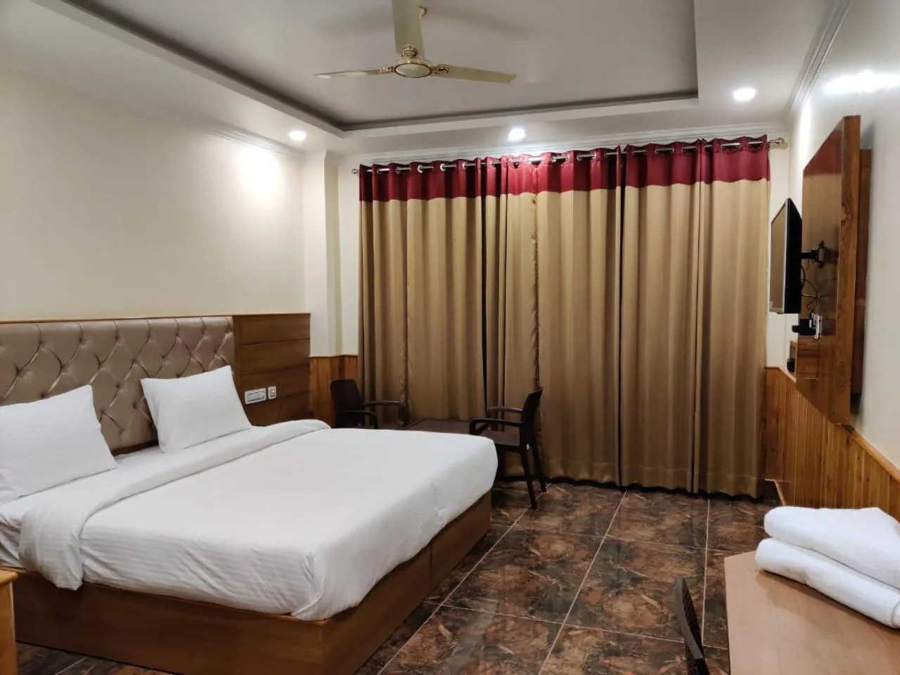 Photo of the whole room, Bed in Nomadic Inn