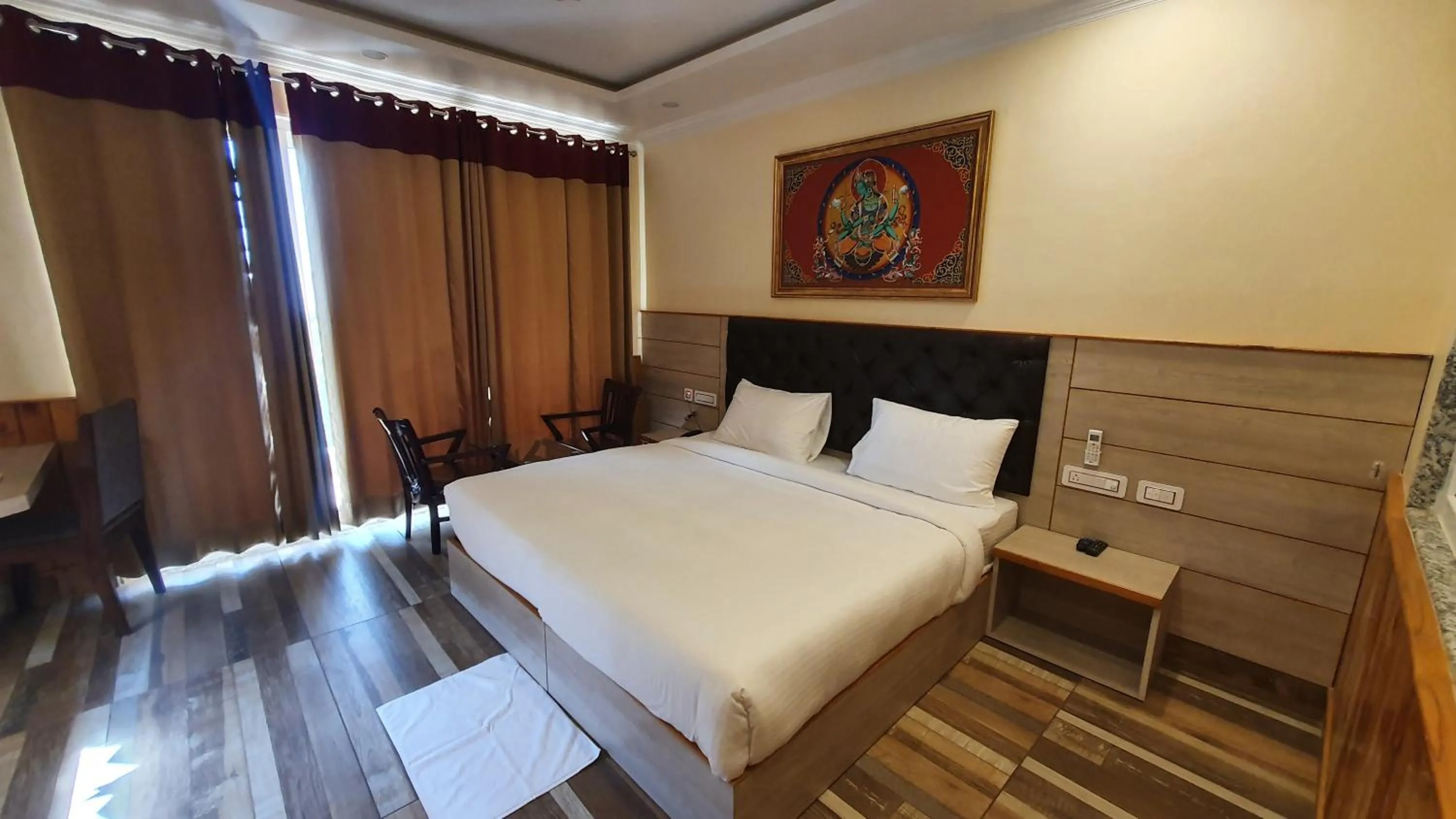 Photo of the whole room, Bed in Nomadic Inn