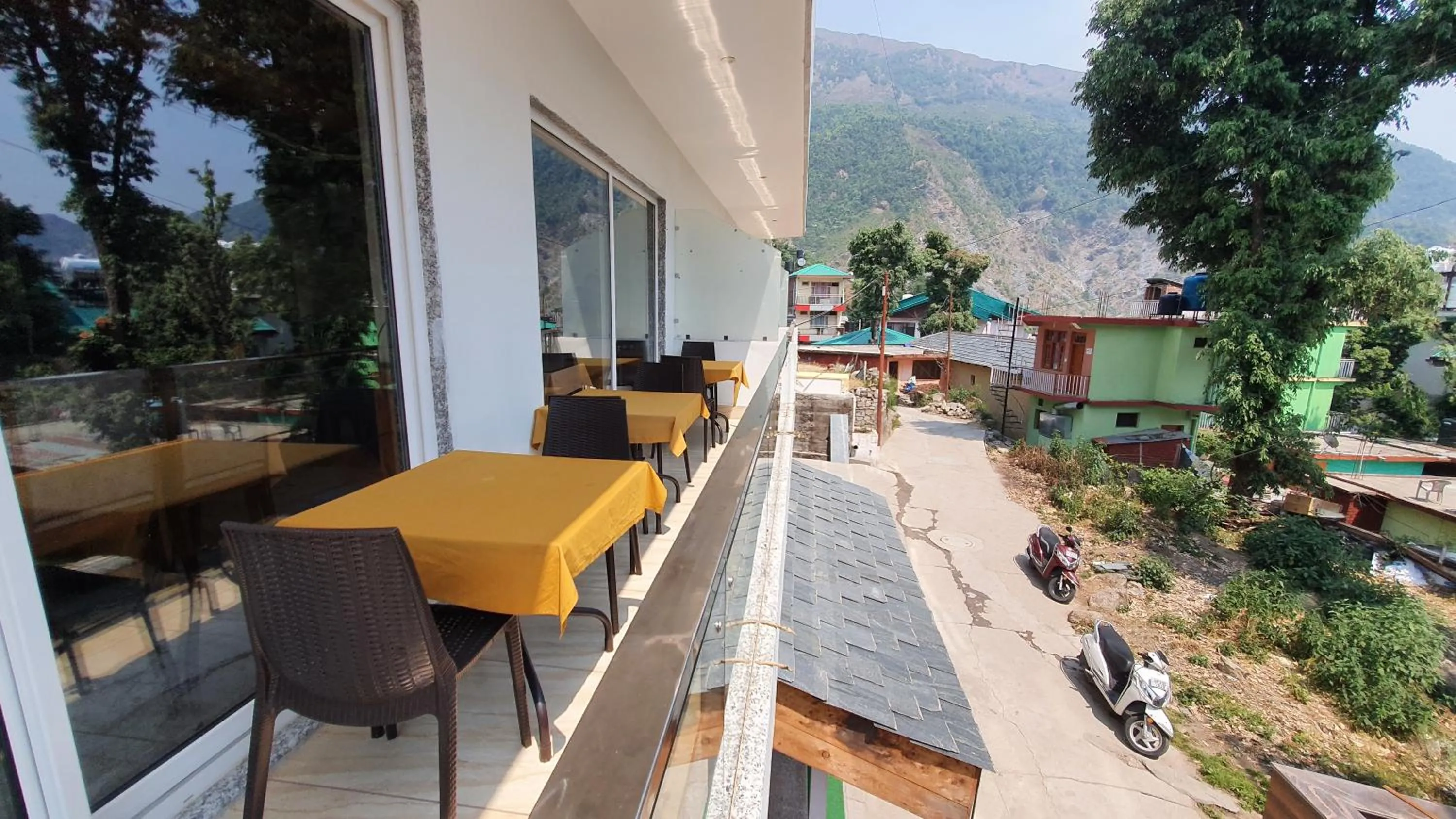 Restaurant/places to eat in Nomadic Inn
