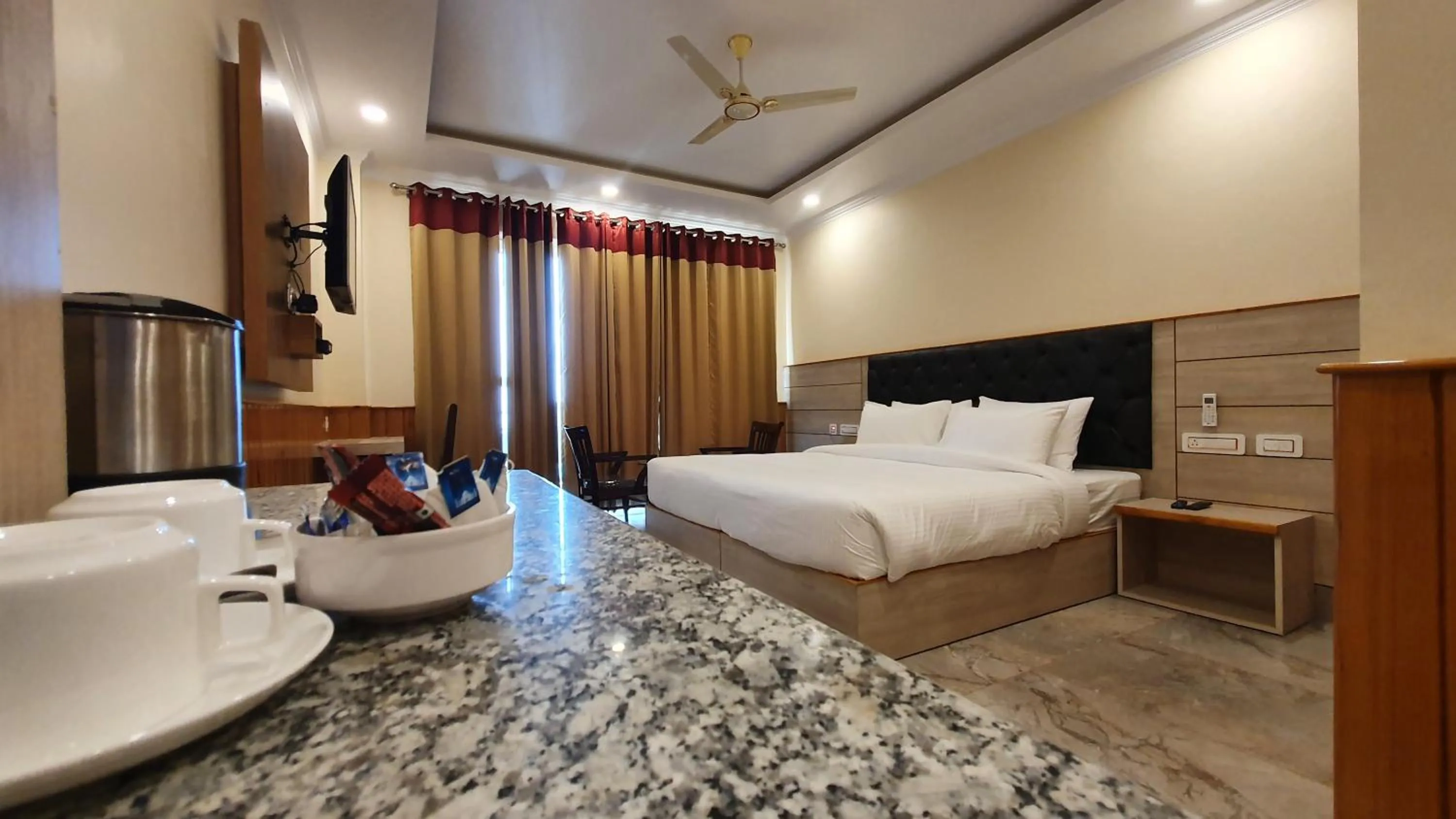 Bedroom, Bed in Nomadic Inn
