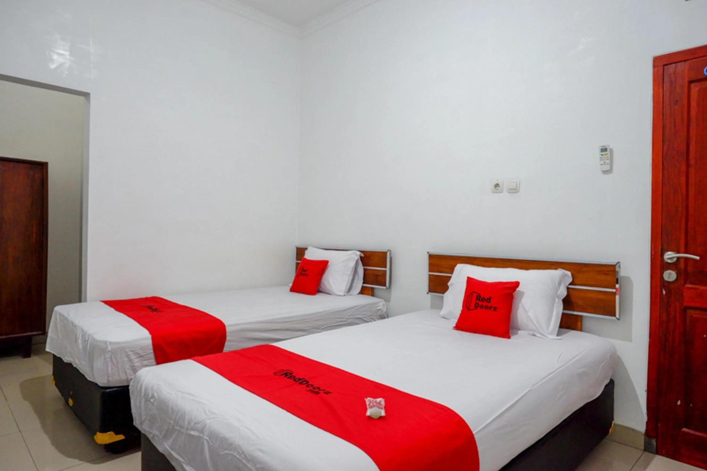 Bed in RedDoorz Syariah near UMS Solo - RSO Soeharso