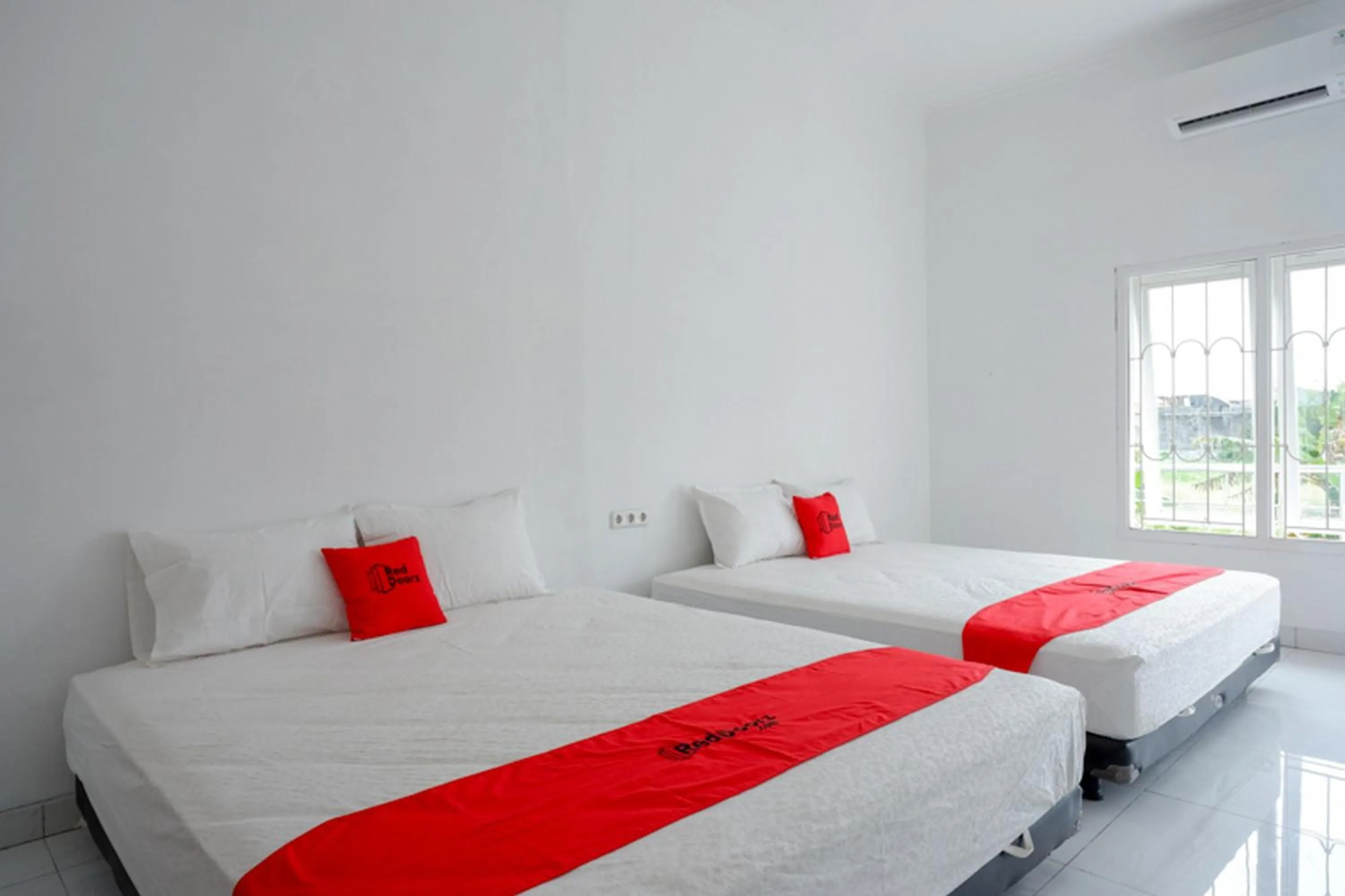 Bed in RedDoorz Syariah near UMS Solo - RSO Soeharso