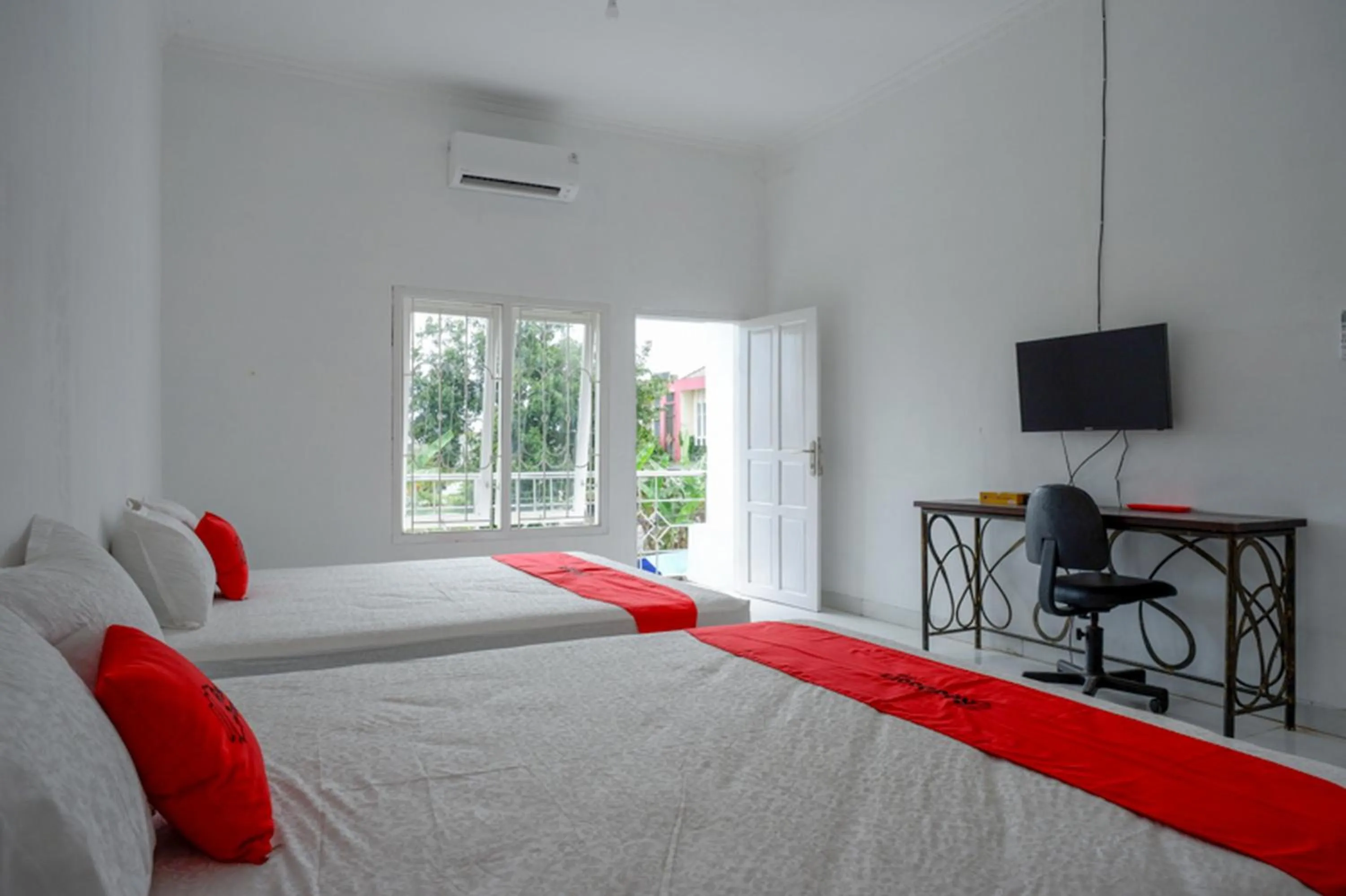 Bed in RedDoorz Syariah near UMS Solo - RSO Soeharso
