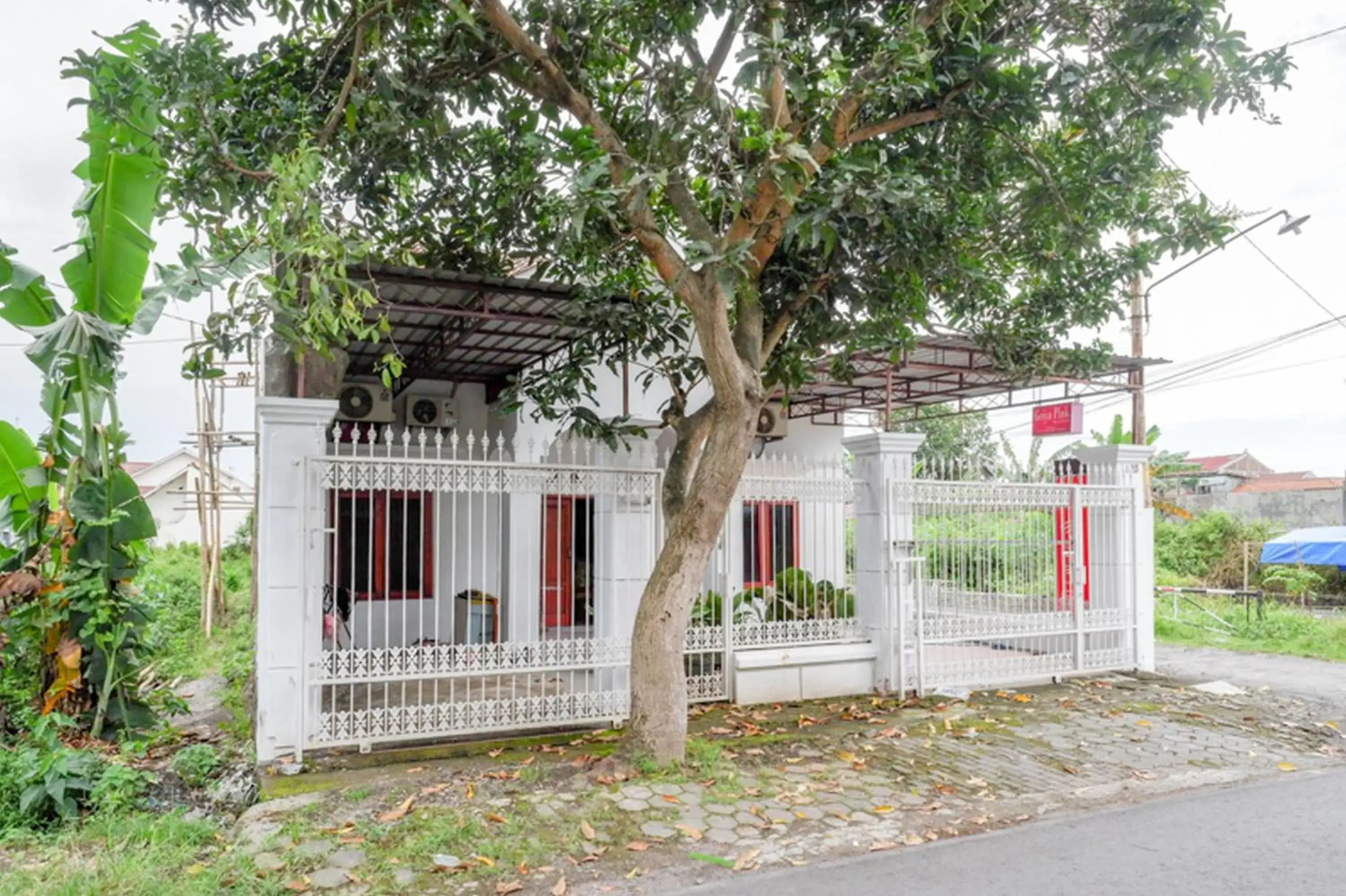 Facade/entrance in RedDoorz Syariah near UMS Solo - RSO Soeharso Facade/entrance in RedDoorz Syariah near UMS Solo - RSO Soeharso