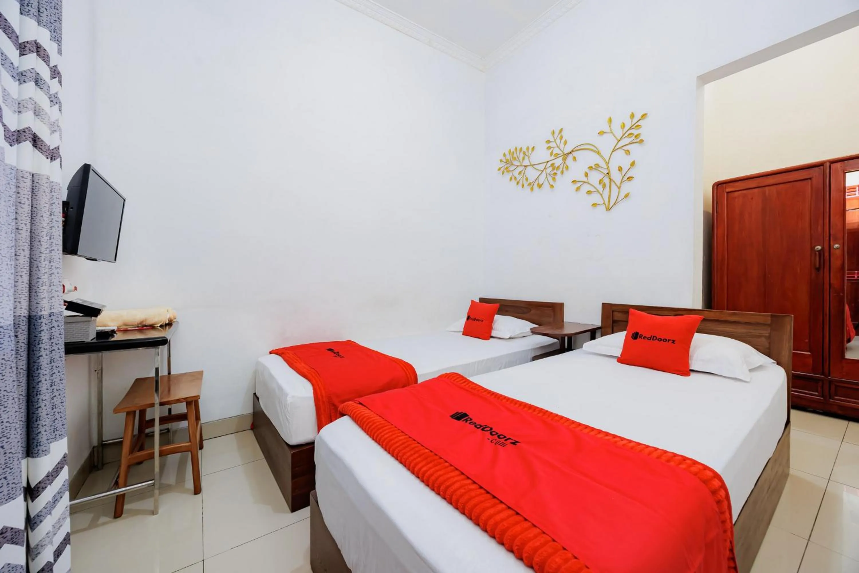 Bedroom, Bed in RedDoorz Syariah near UMS Solo - RSO Soeharso