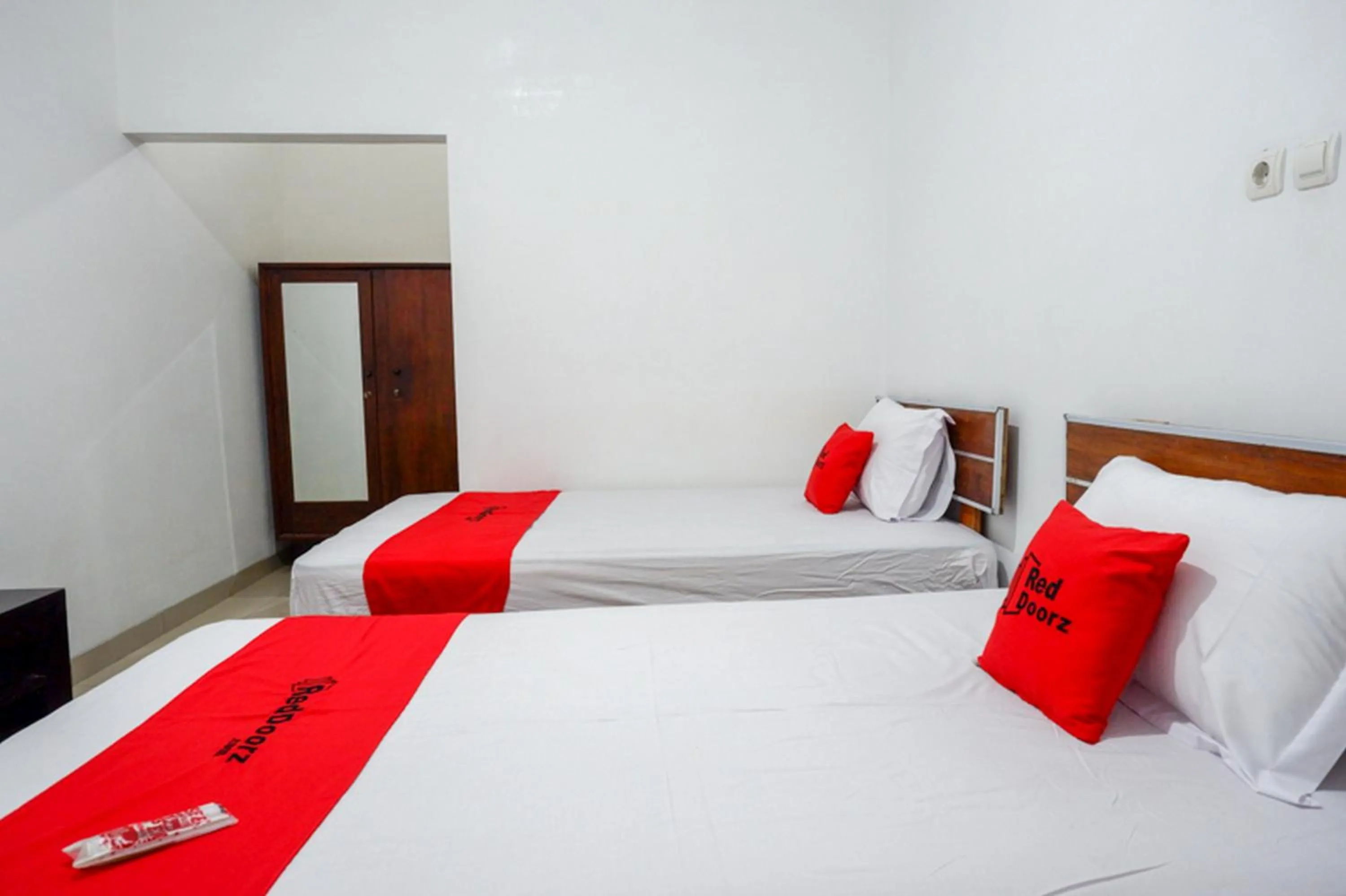 Bed in RedDoorz Syariah near UMS Solo - RSO Soeharso