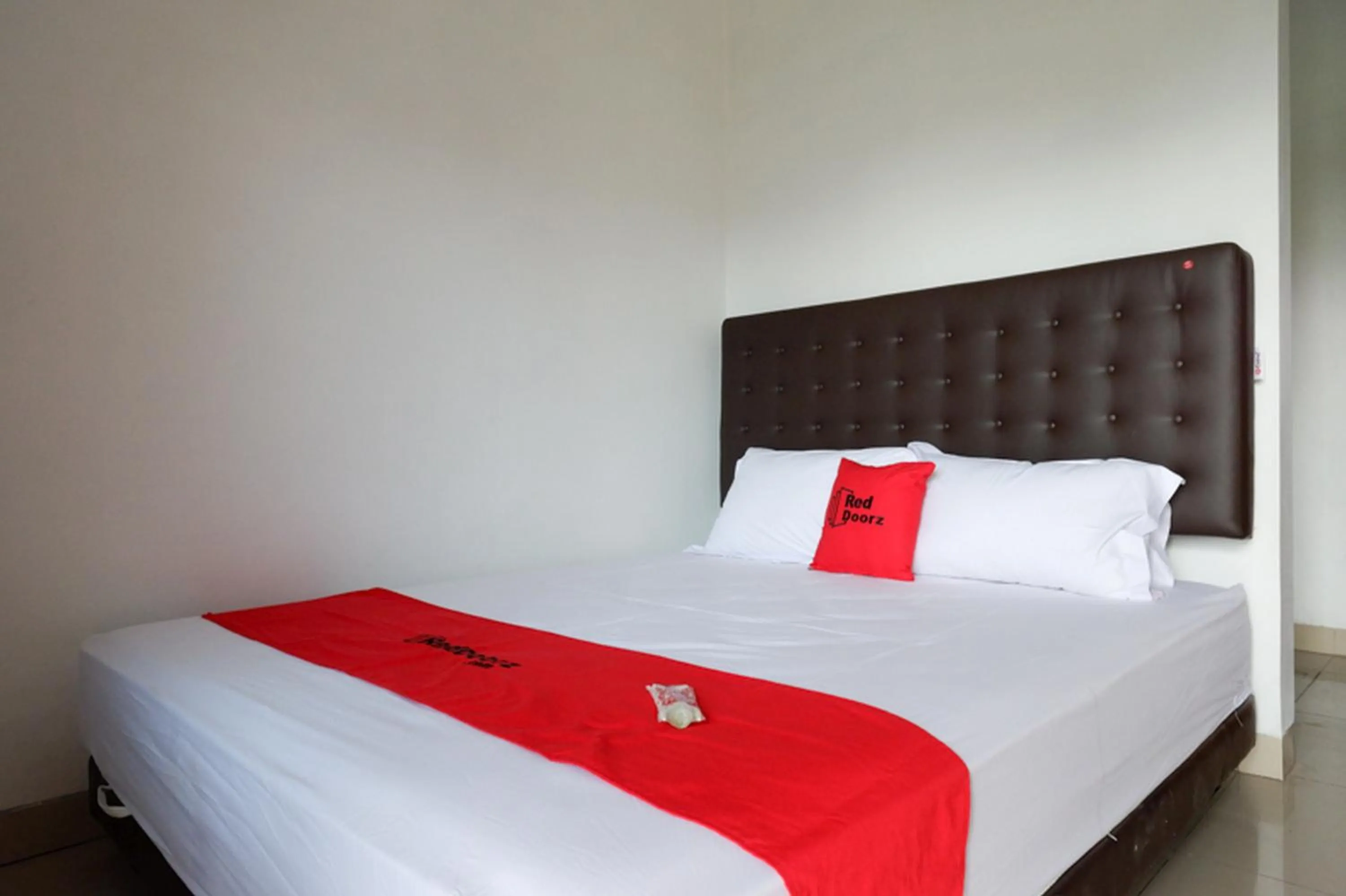 Bed in RedDoorz Syariah near UMS Solo - RSO Soeharso