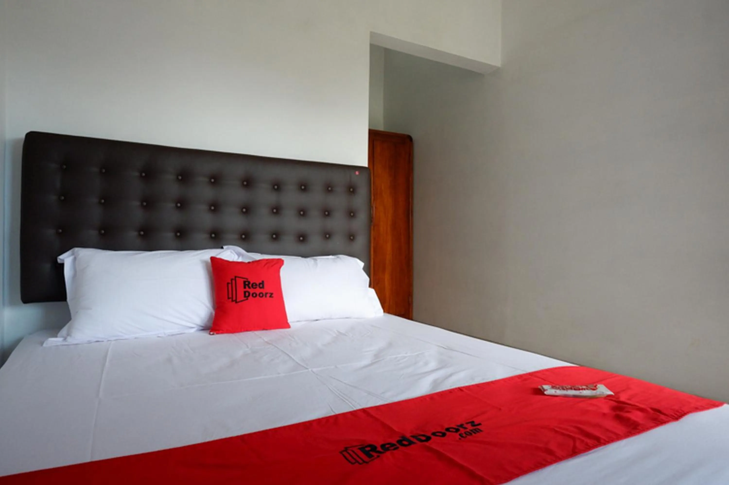 Bed in RedDoorz Syariah near UMS Solo - RSO Soeharso