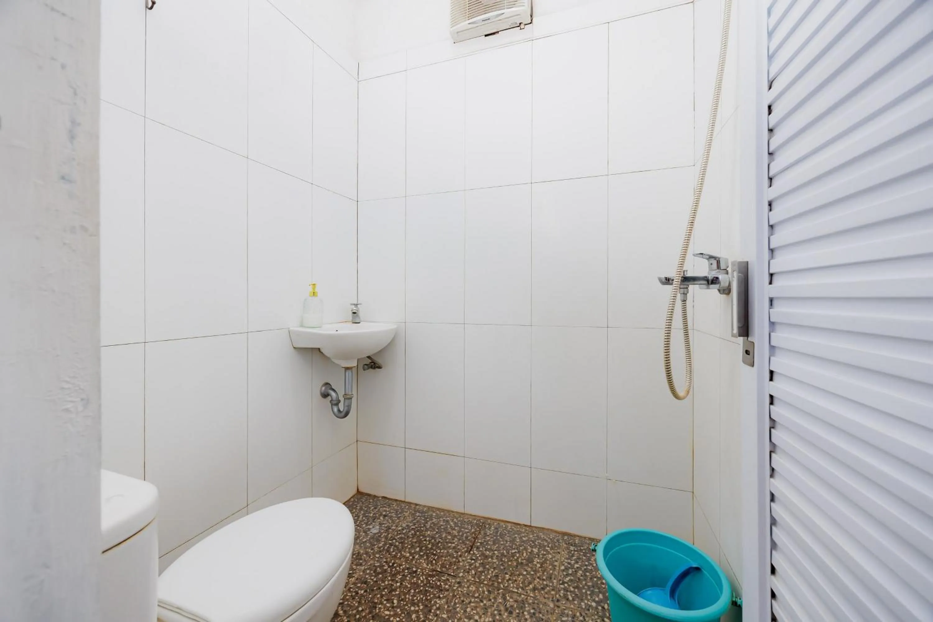 Bathroom in RedDoorz Syariah near UMS Solo - RSO Soeharso