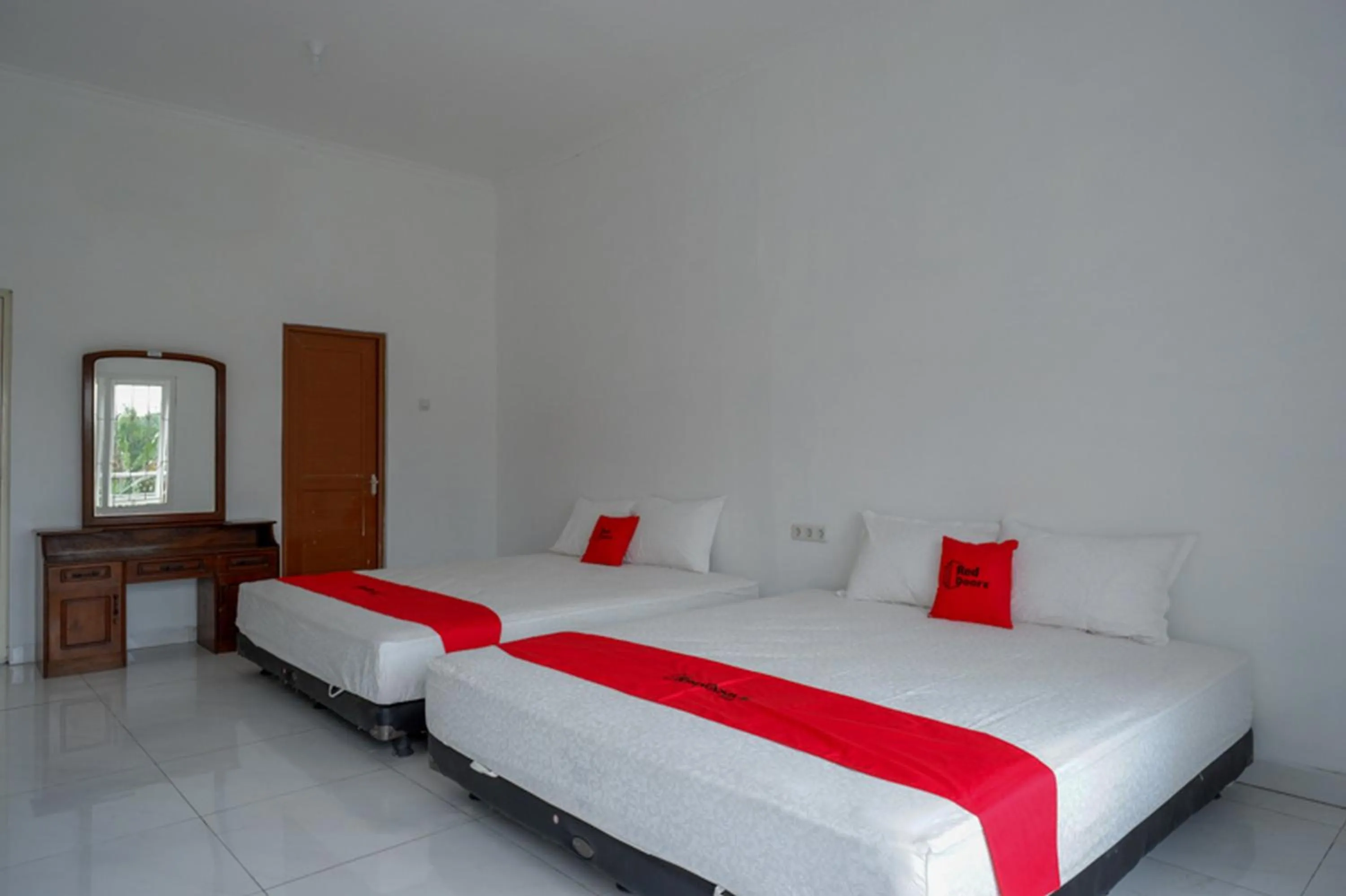 Bed in RedDoorz Syariah near UMS Solo - RSO Soeharso