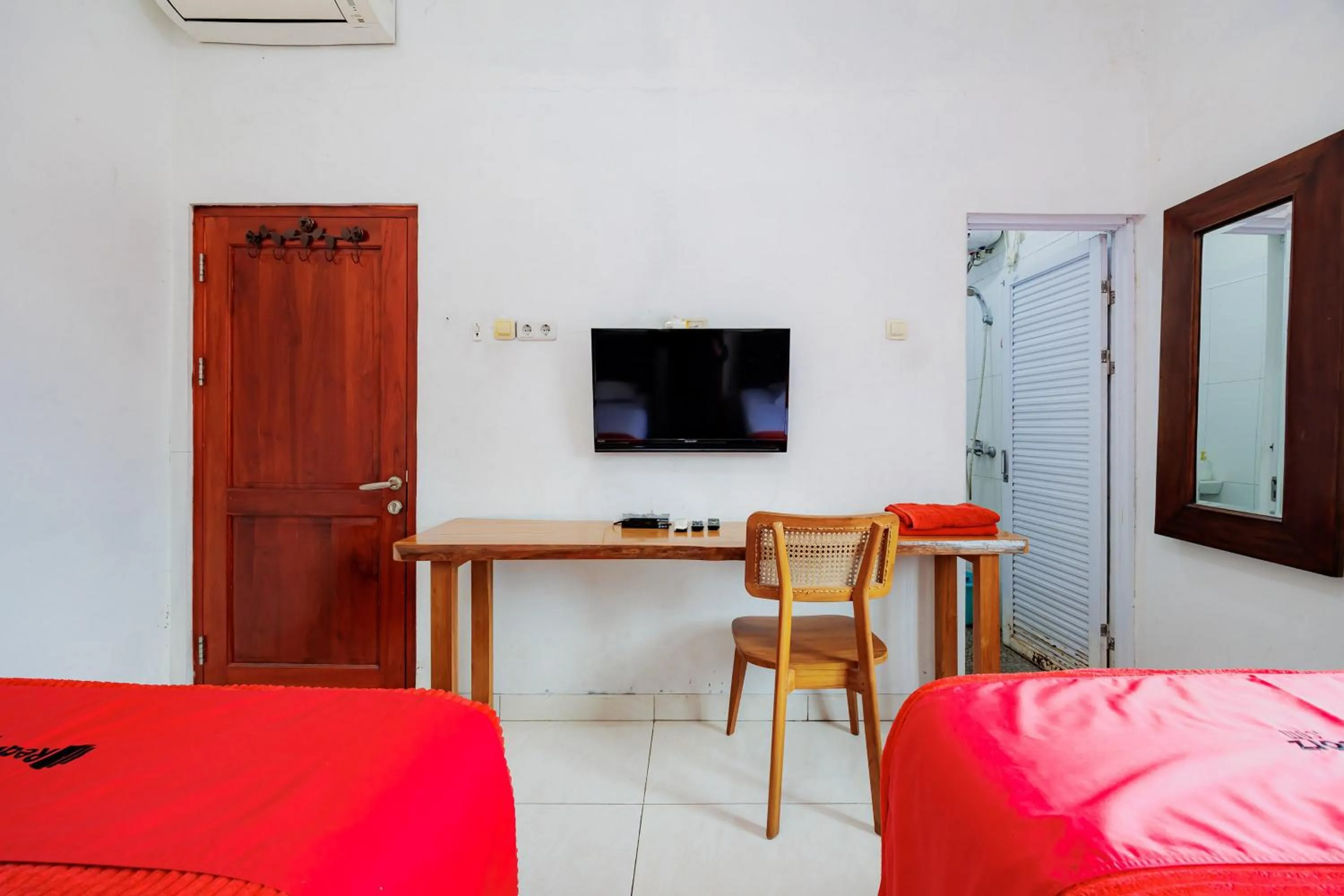 Bedroom, Bed in RedDoorz Syariah near UMS Solo - RSO Soeharso