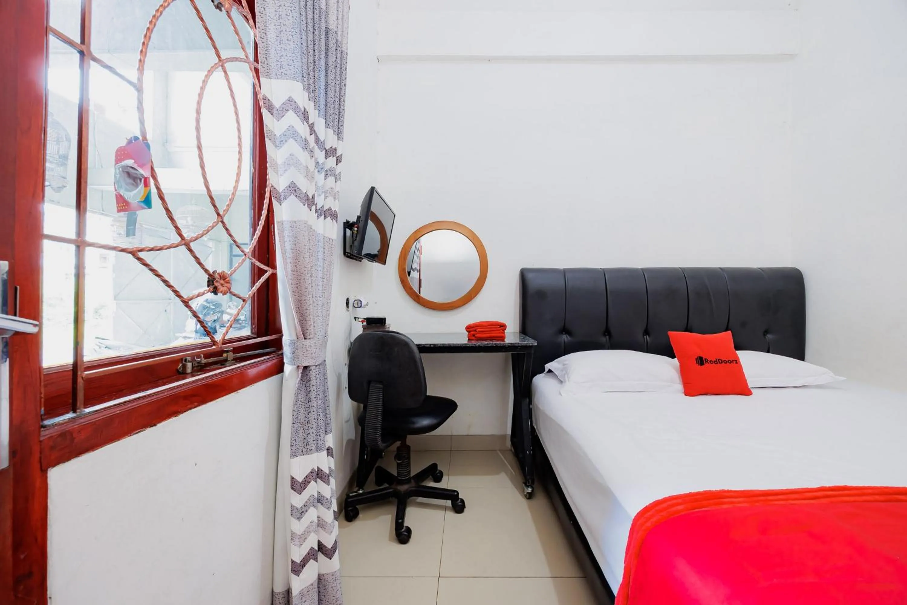 Bedroom, Bed in RedDoorz Syariah near UMS Solo - RSO Soeharso