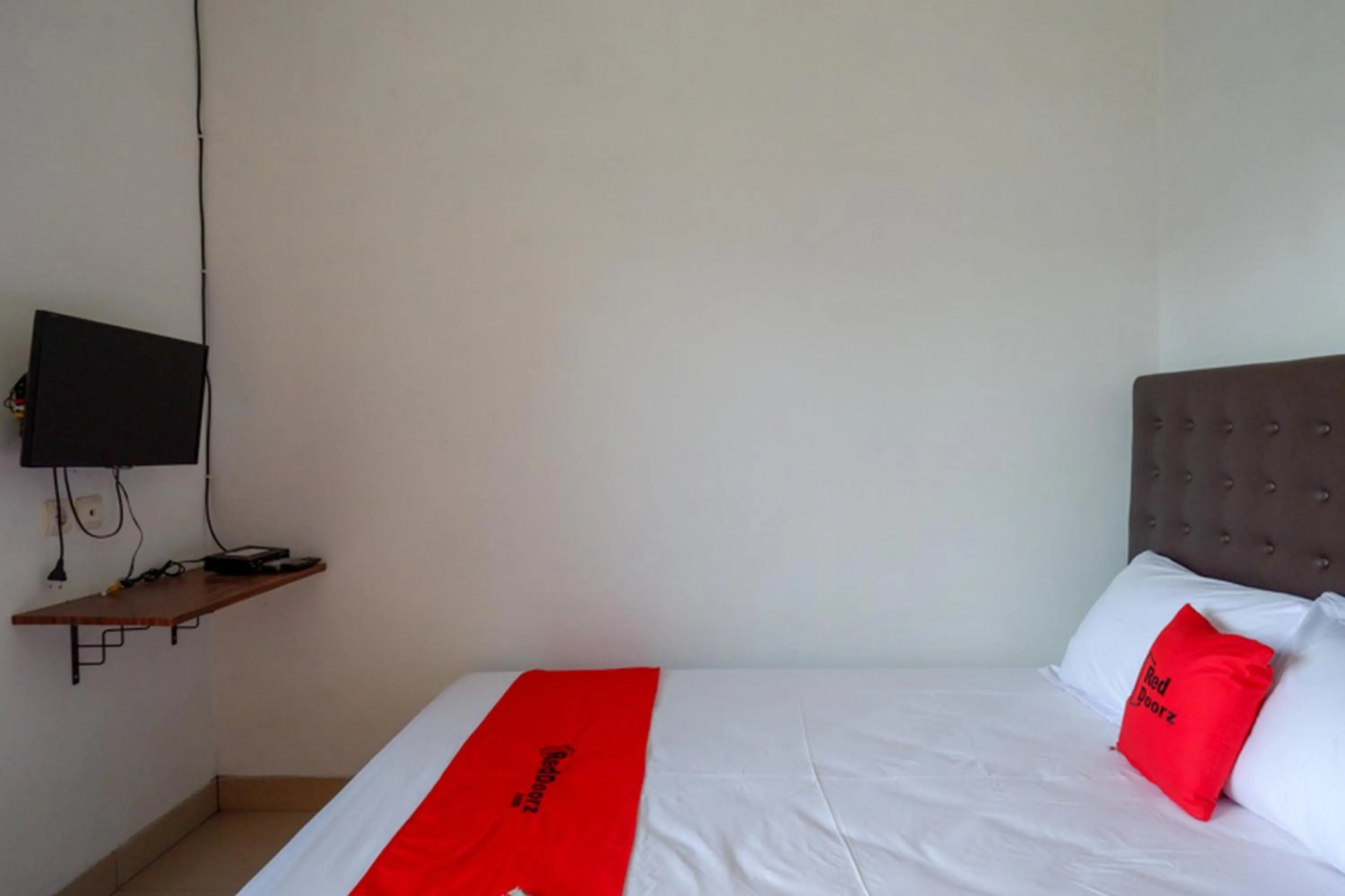 Bed in RedDoorz Syariah near UMS Solo - RSO Soeharso