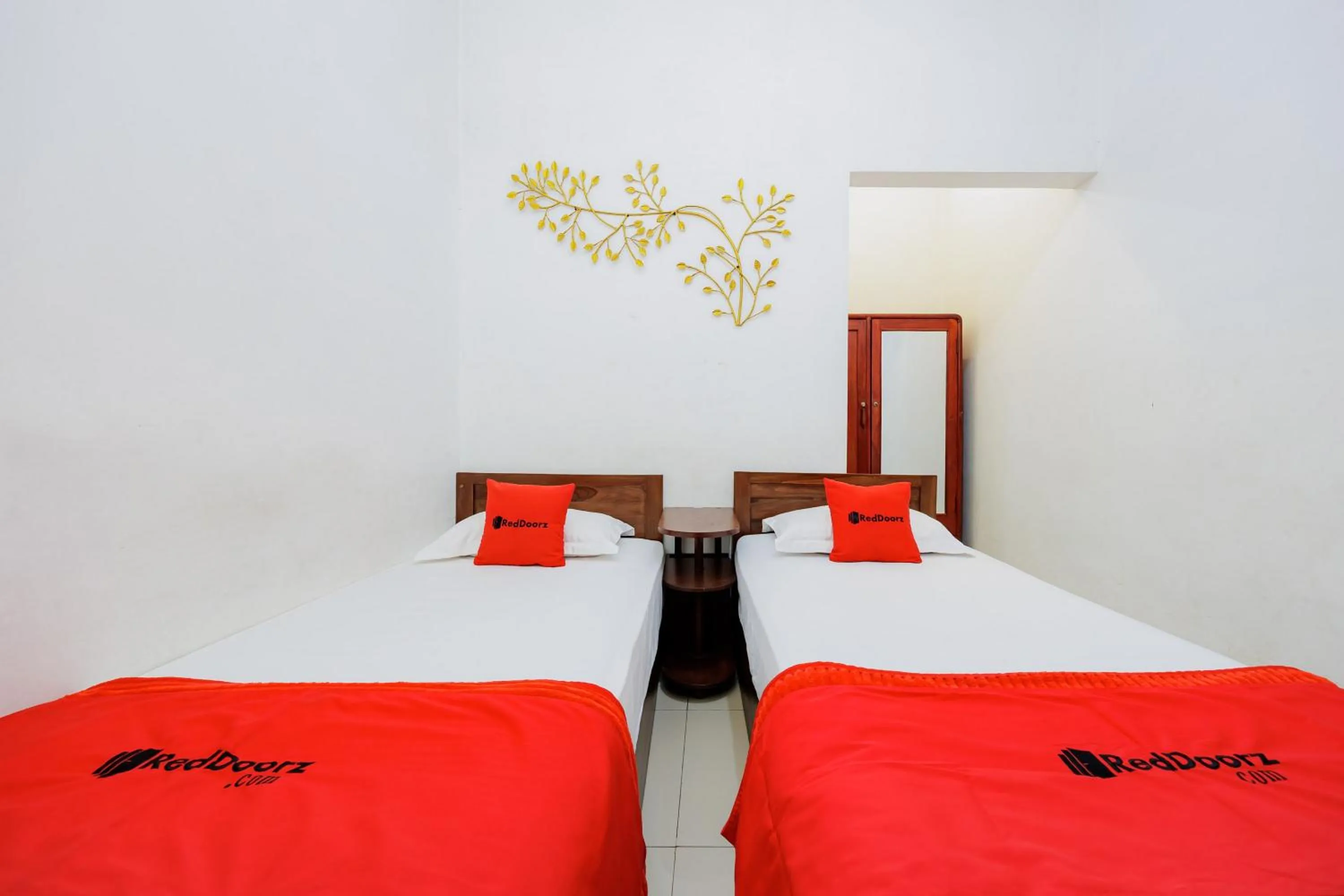 Bedroom, Bed in RedDoorz Syariah near UMS Solo - RSO Soeharso