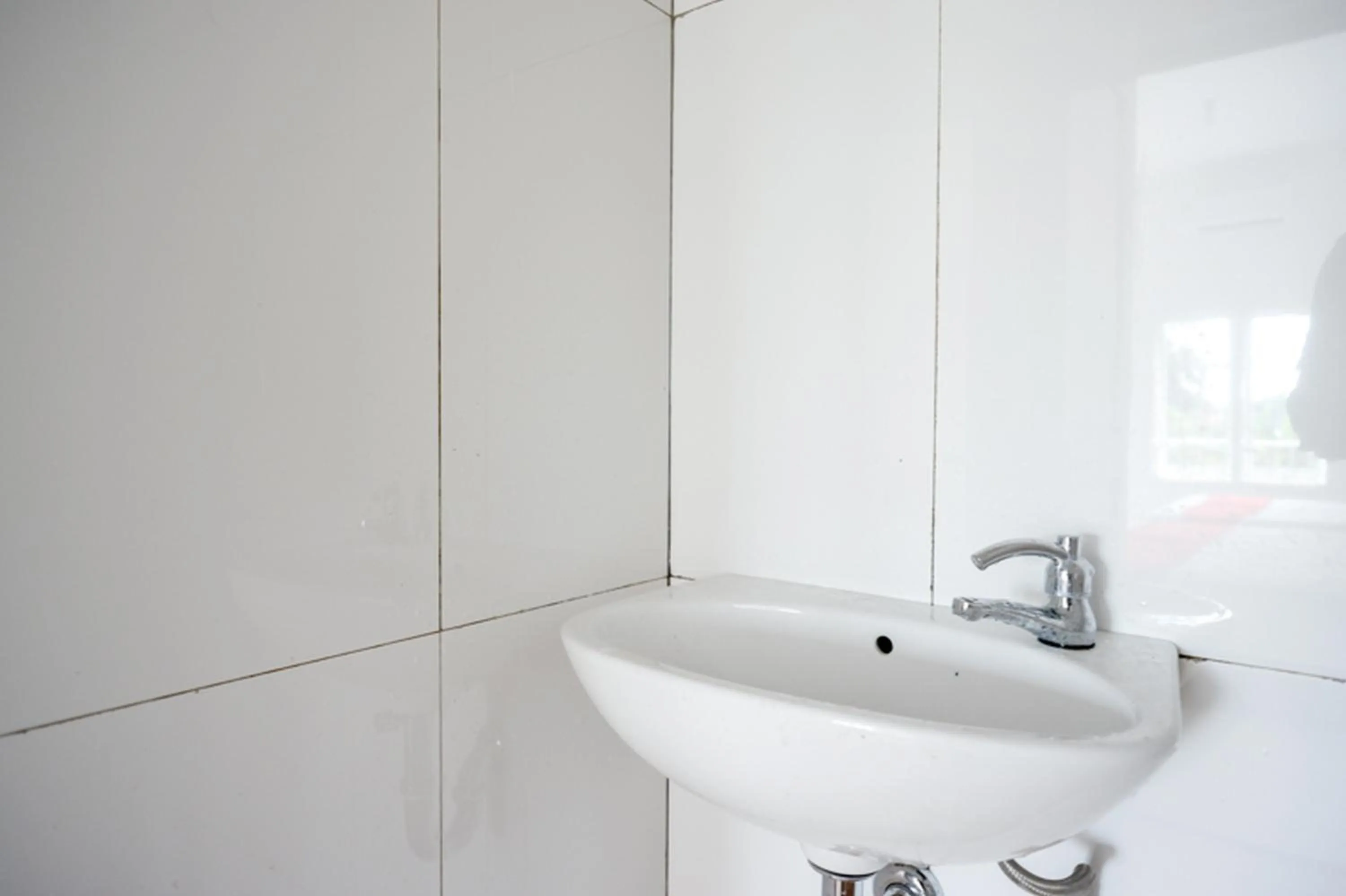 Bathroom in RedDoorz Syariah near UMS Solo - RSO Soeharso