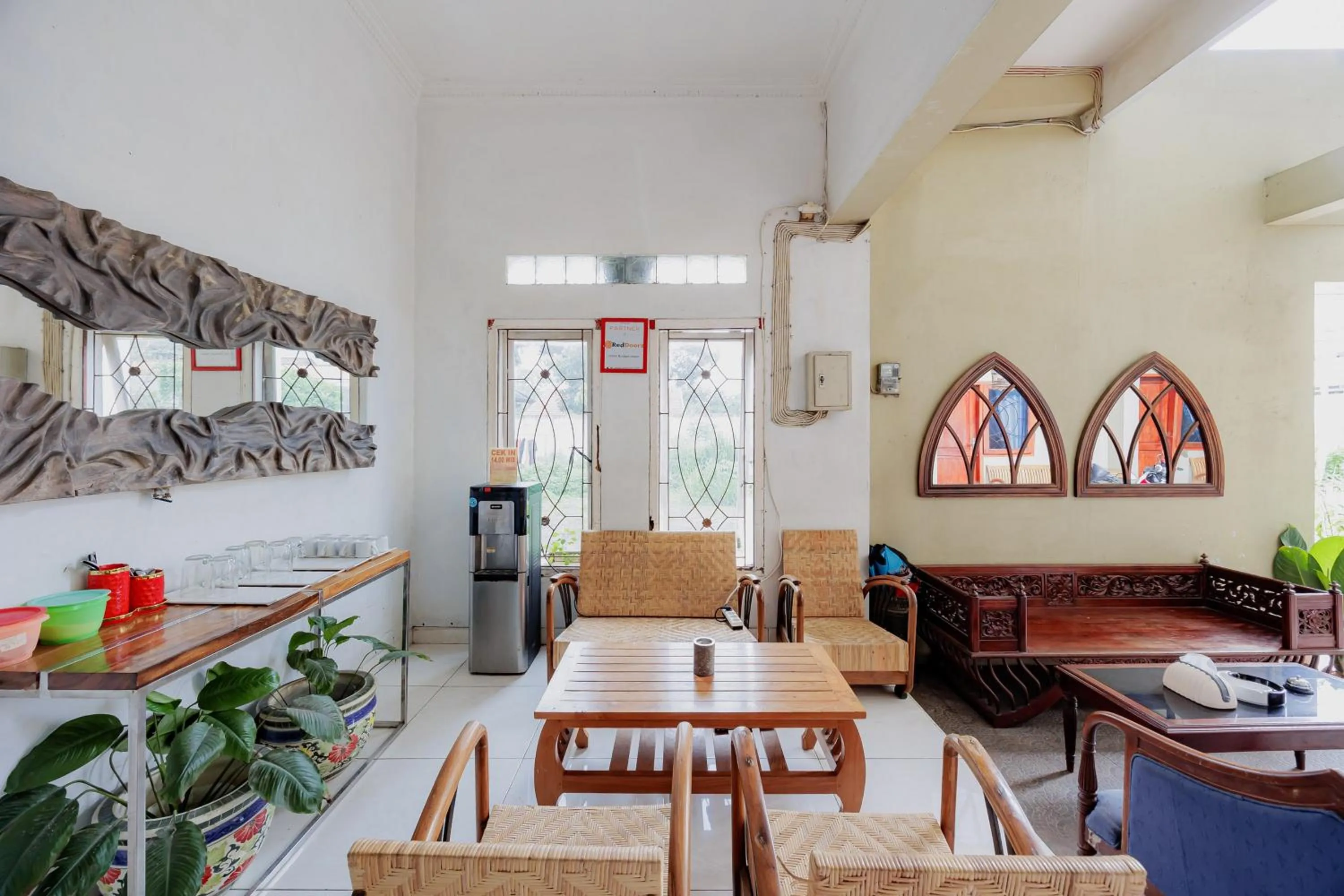 Seating area in RedDoorz Syariah near UMS Solo - RSO Soeharso