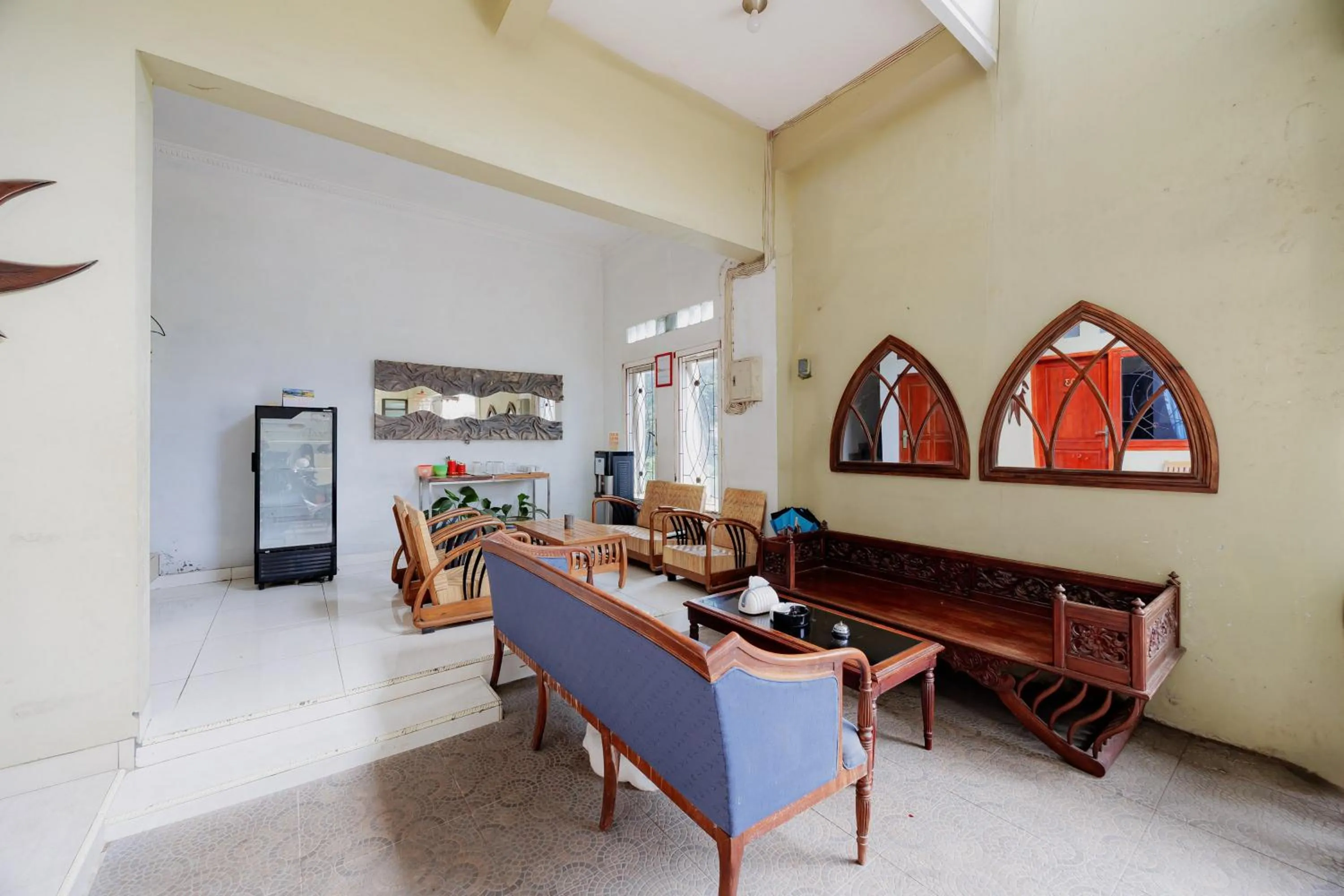 Seating area in RedDoorz Syariah near UMS Solo - RSO Soeharso