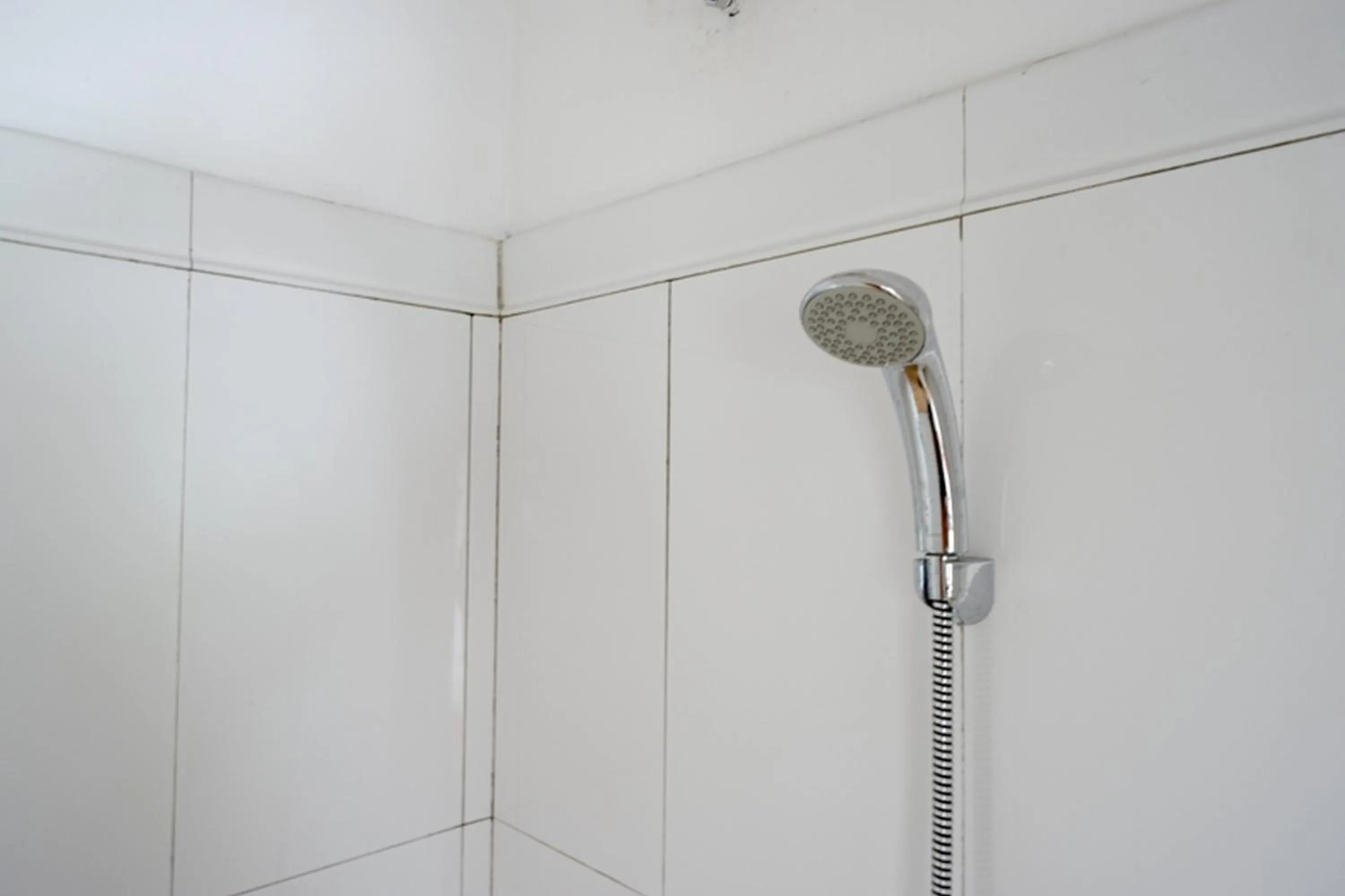 Bathroom in RedDoorz Syariah near UMS Solo - RSO Soeharso