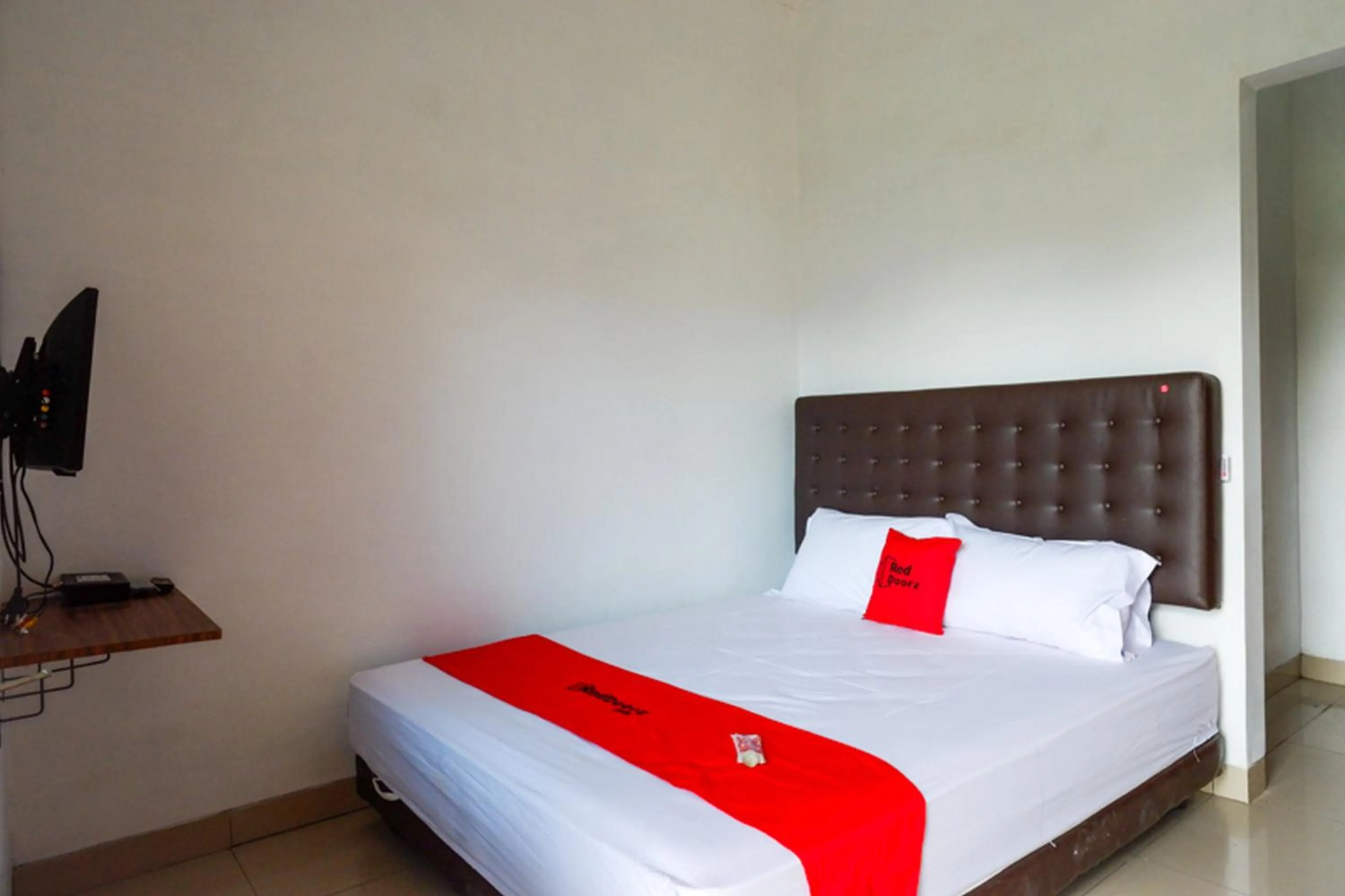 Bed in RedDoorz Syariah near UMS Solo - RSO Soeharso