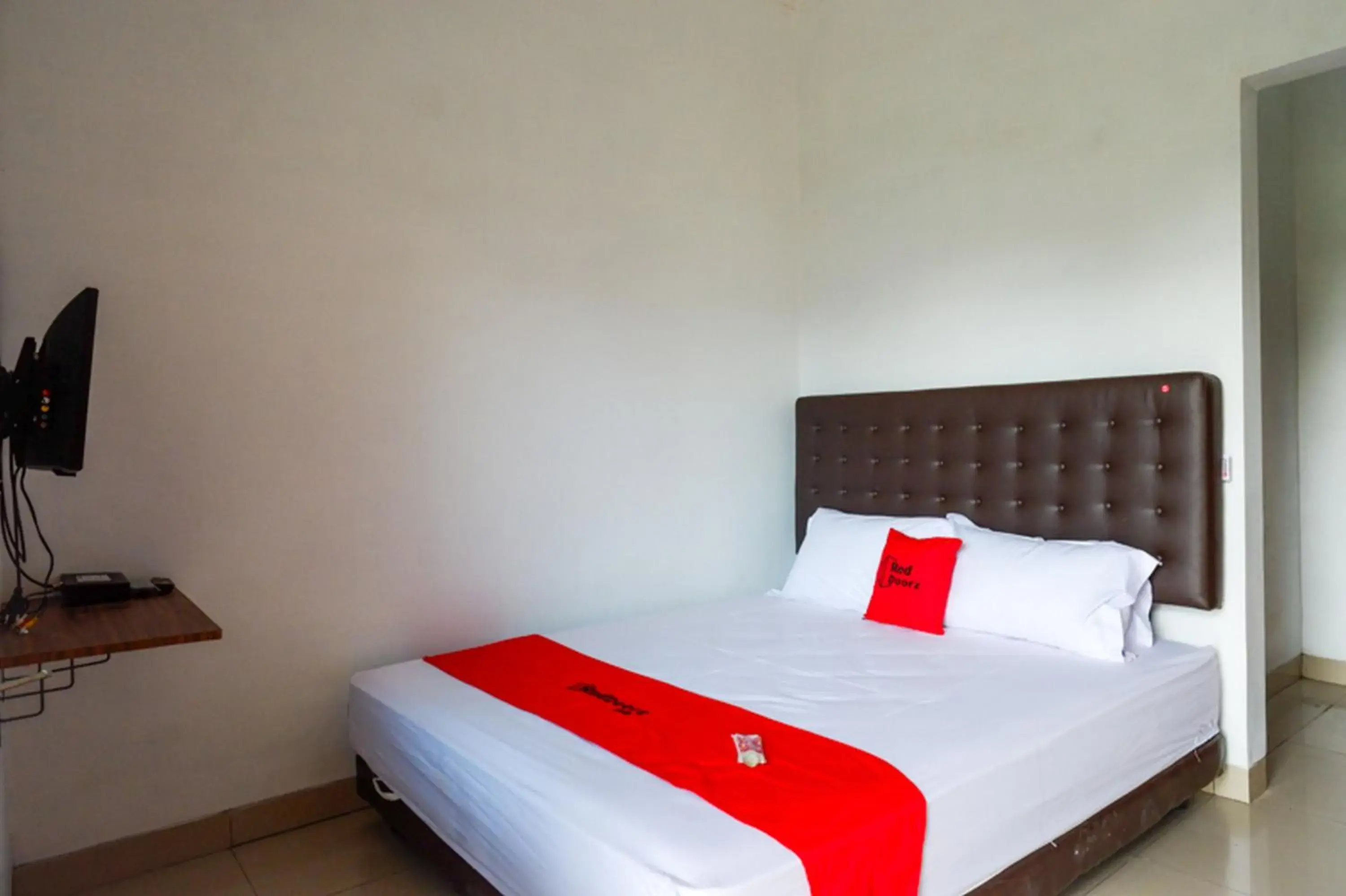 Standard Double Room in RedDoorz Syariah near UMS Solo - RSO Soeharso Standard Double Room in RedDoorz Syariah near UMS Solo - RSO Soeharso