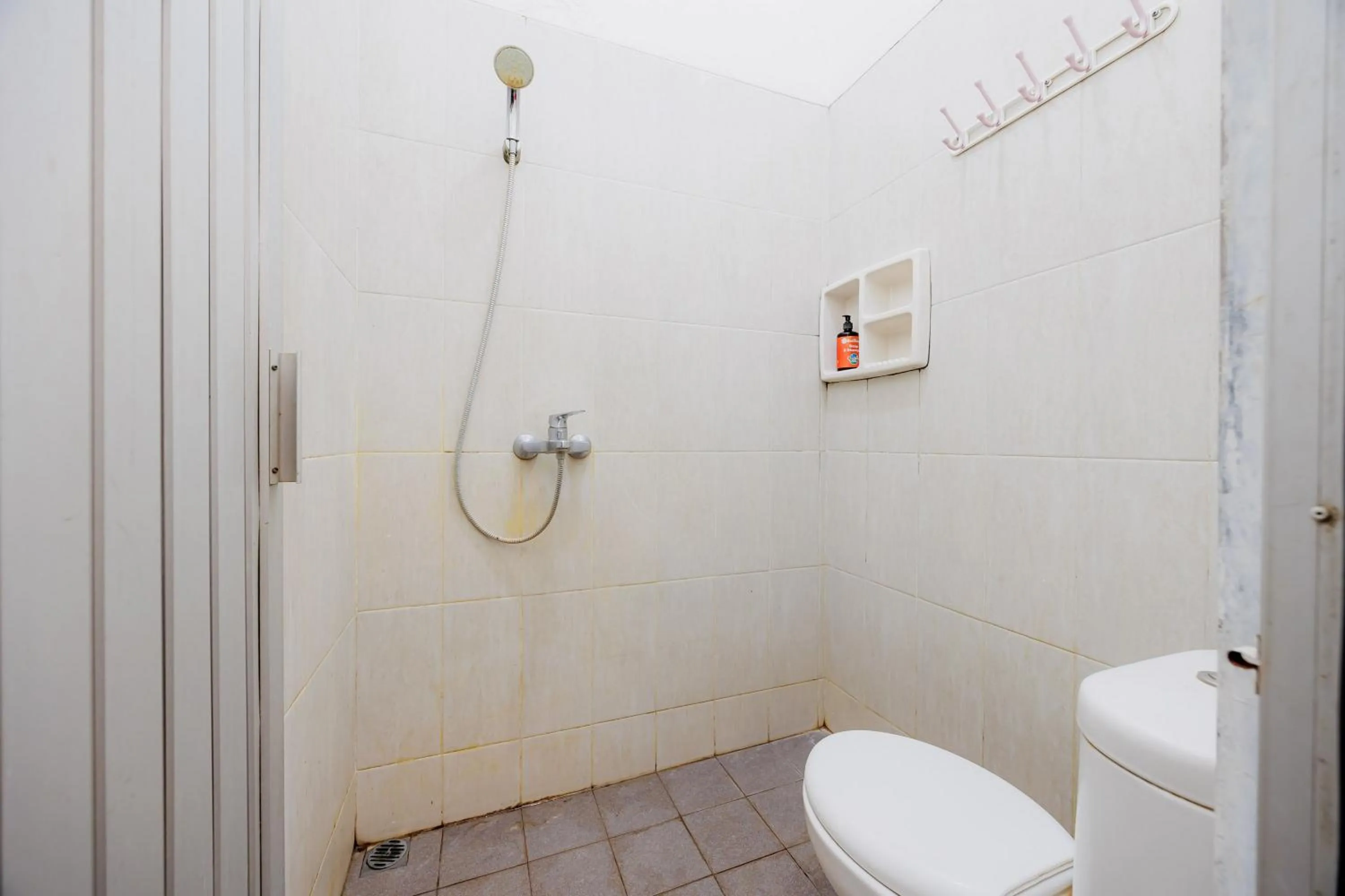 Bathroom in RedDoorz Syariah near UMS Solo - RSO Soeharso