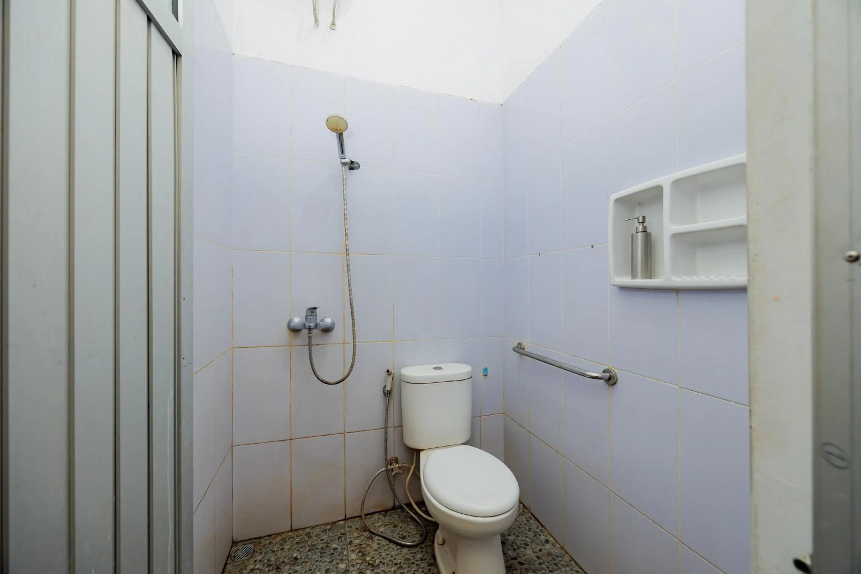 Bathroom in RedDoorz Syariah near UMS Solo - RSO Soeharso