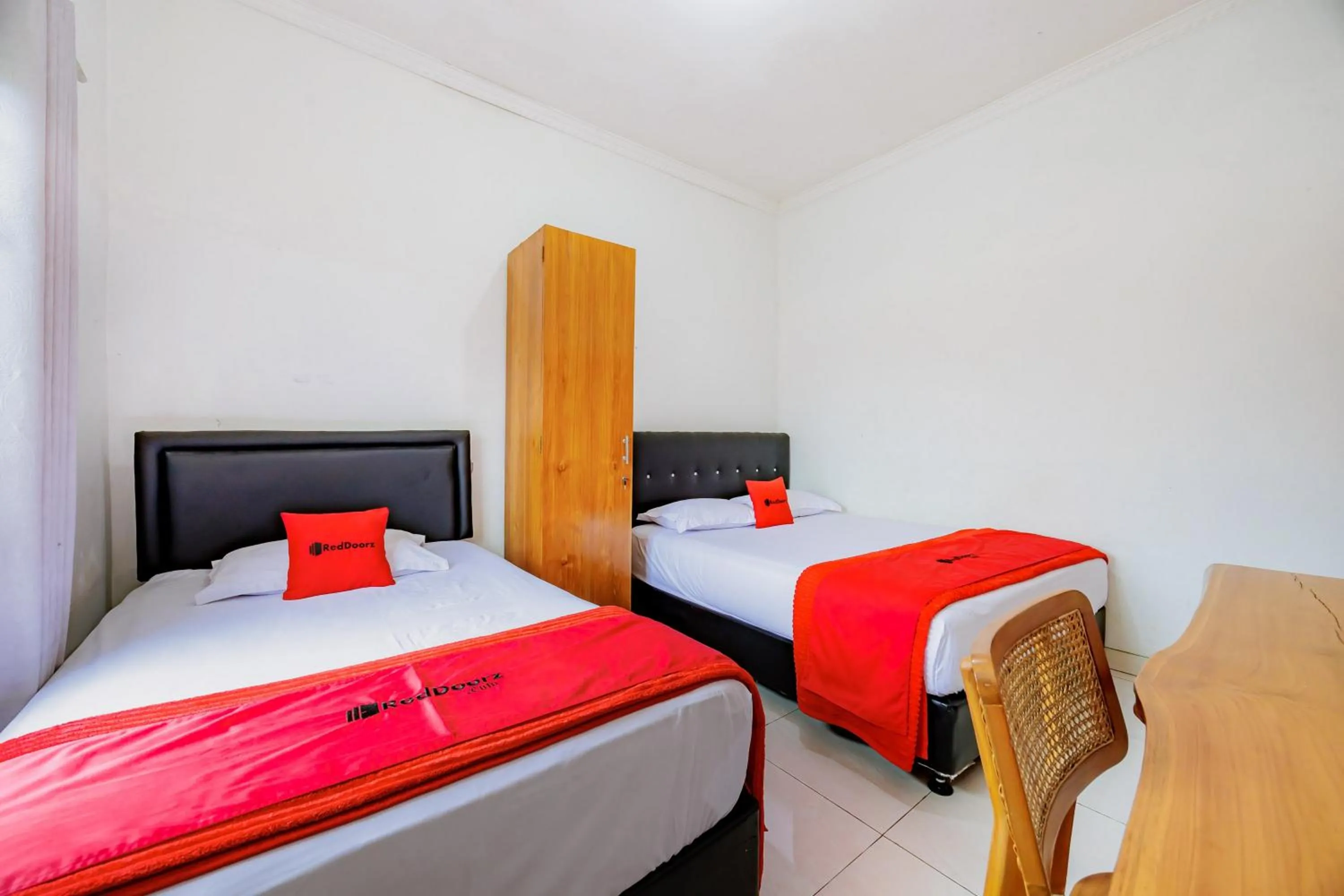 Bedroom, Bed in RedDoorz Syariah near UMS Solo - RSO Soeharso