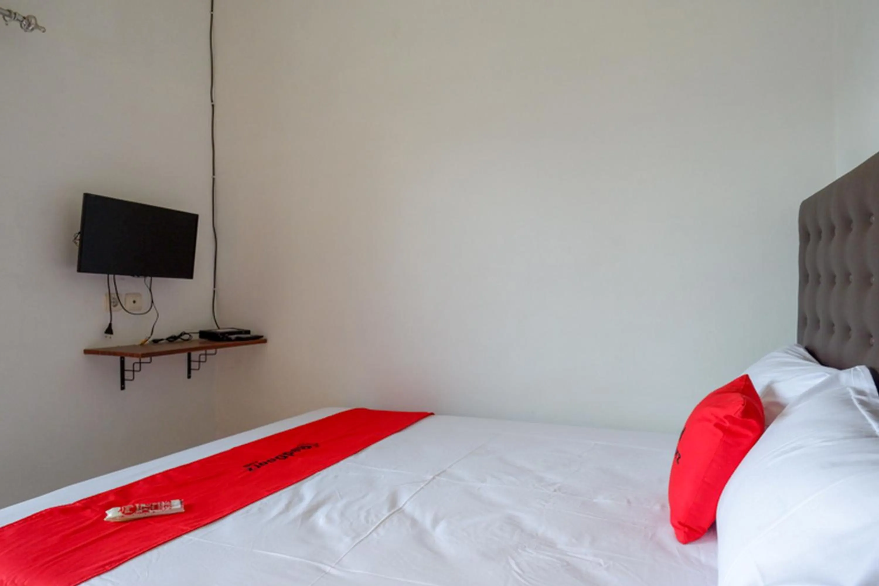 Bed in RedDoorz Syariah near UMS Solo - RSO Soeharso