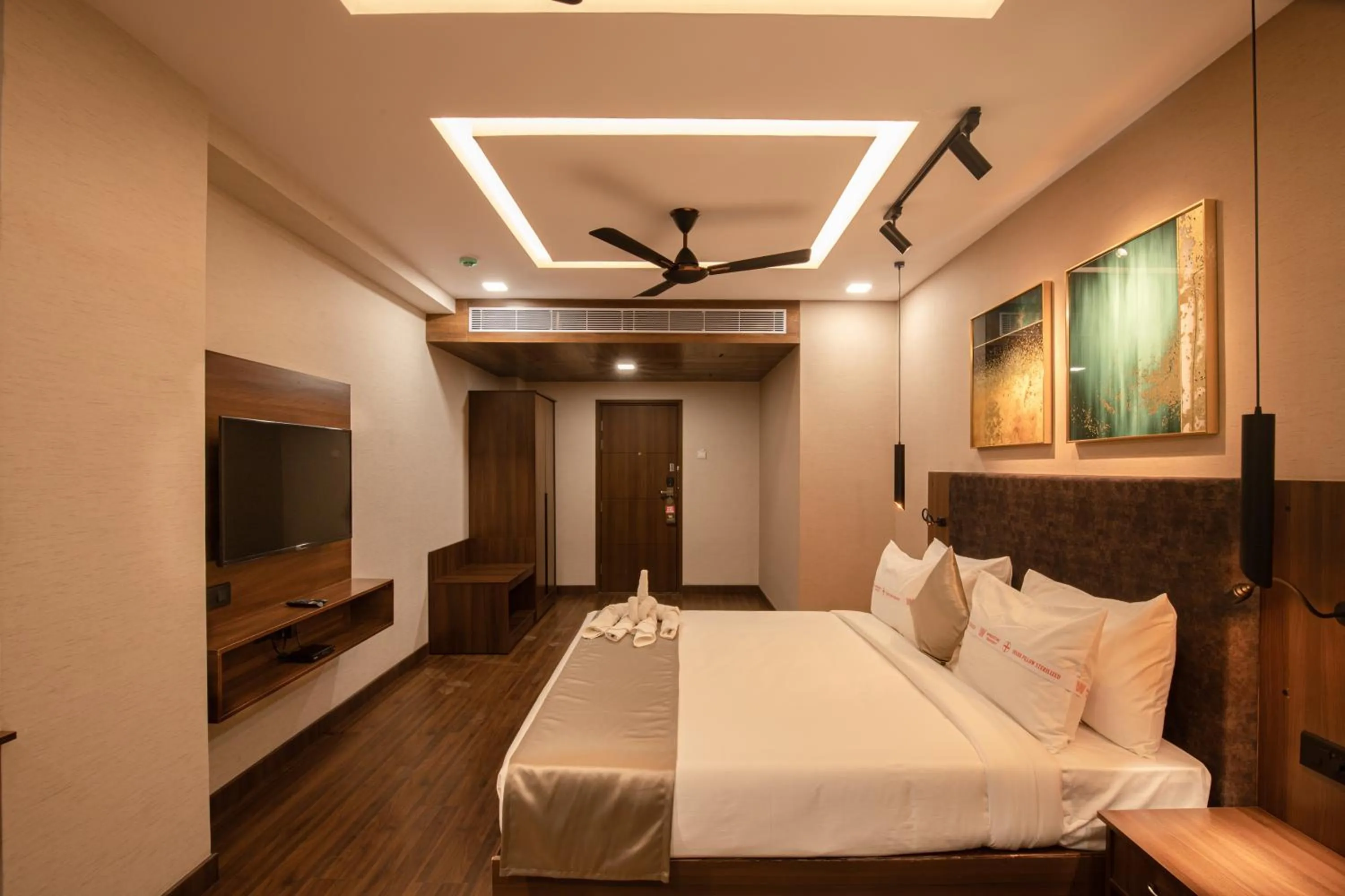 Photo of the whole room, Bed in Windstone Residency