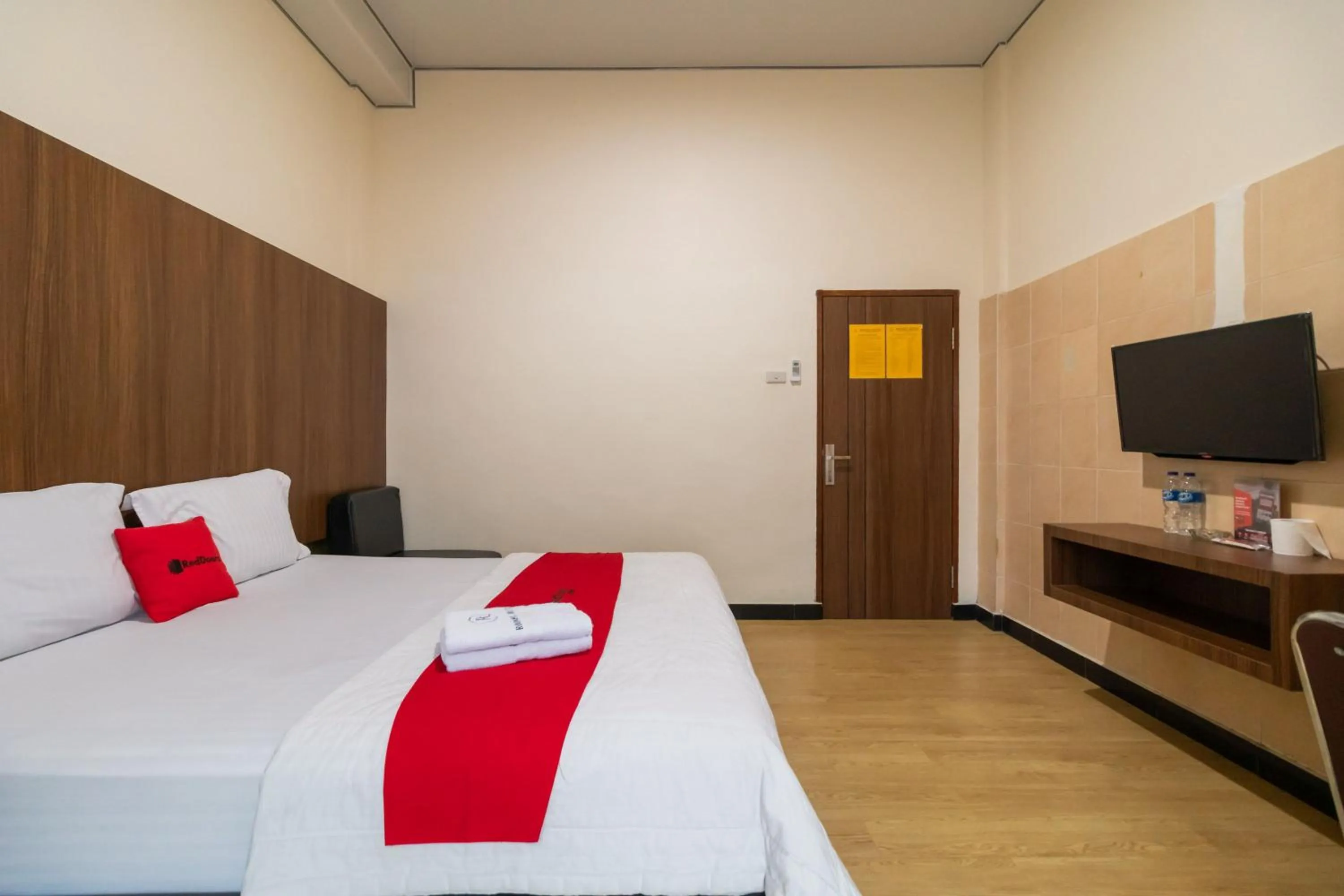 Bedroom, Bed in RedDoorz Plus near Ramayana Pematangsiantar