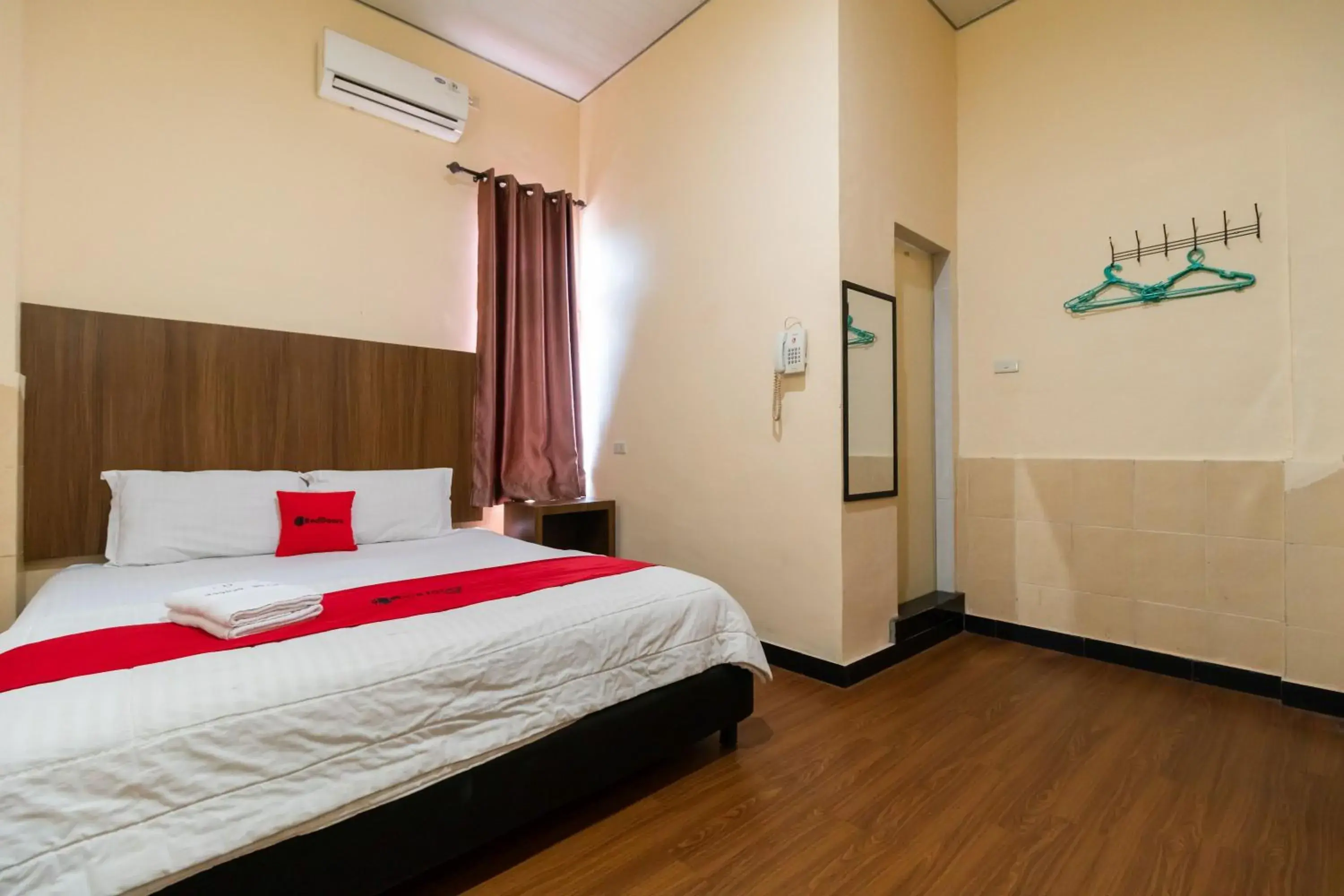 Bedroom, Bed in RedDoorz Plus near Ramayana Pematangsiantar Bedroom, Bed in RedDoorz Plus near Ramayana Pematangsiantar