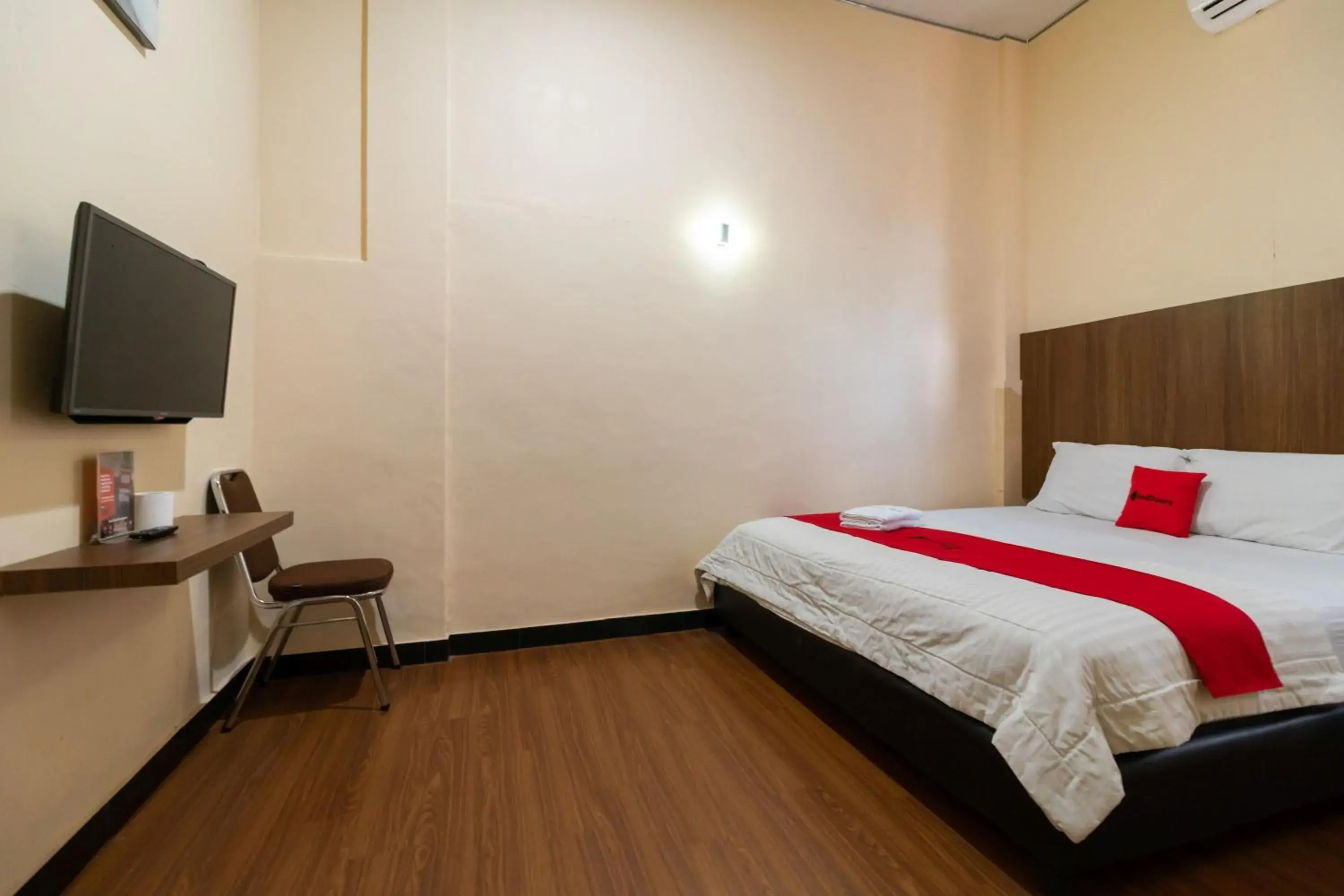 Bedroom, Bed in RedDoorz Plus near Ramayana Pematangsiantar Bedroom, Bed in RedDoorz Plus near Ramayana Pematangsiantar