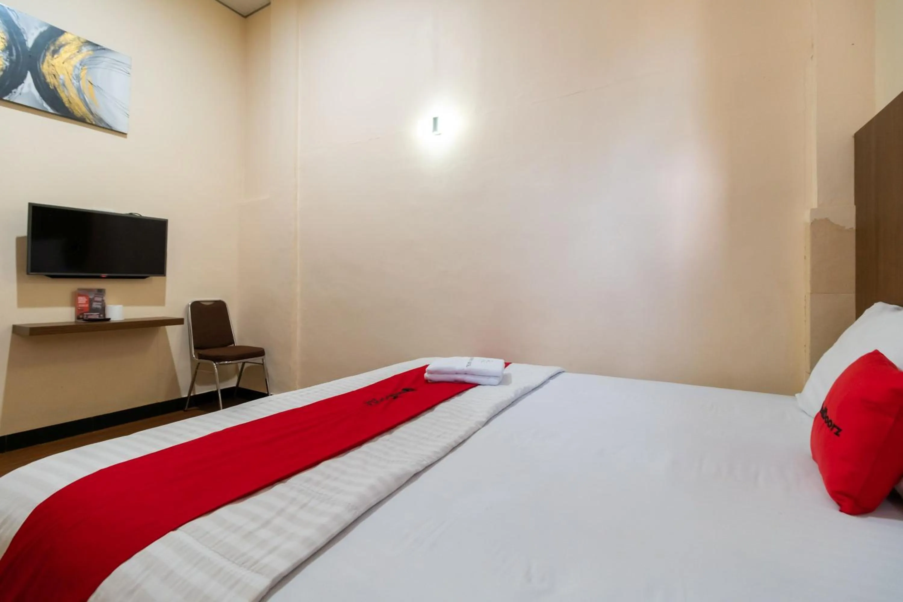 Bedroom, Bed in RedDoorz Plus near Ramayana Pematangsiantar