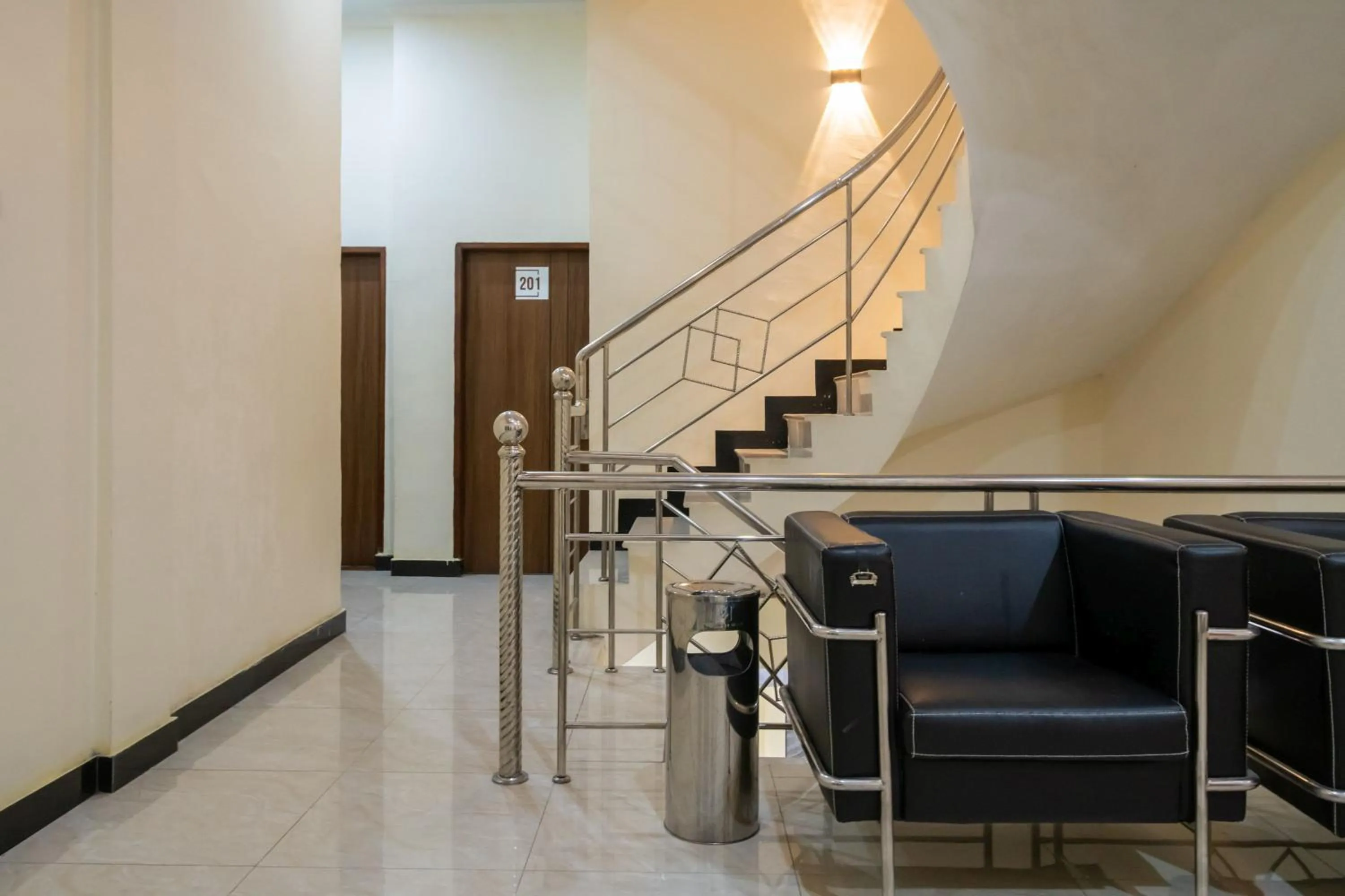 Seating area in RedDoorz Plus near Ramayana Pematangsiantar