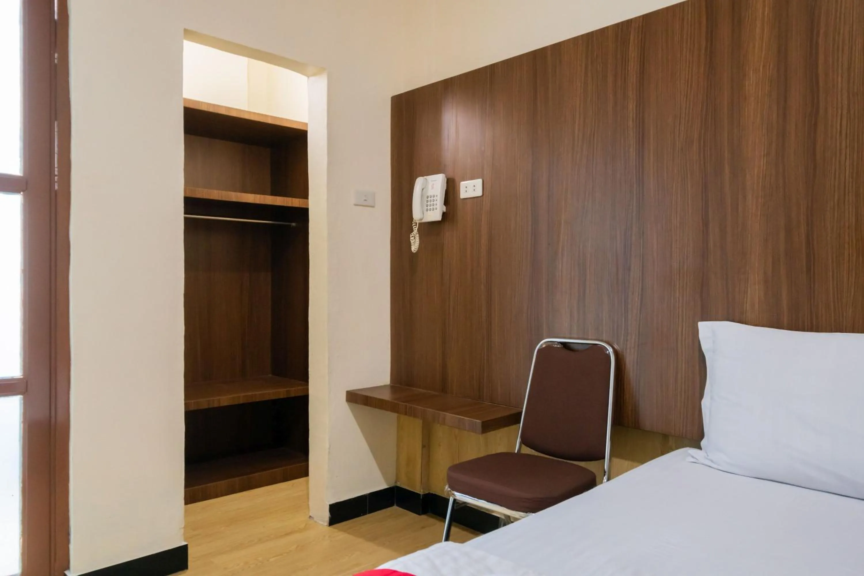 Bedroom, Bed in RedDoorz Plus near Ramayana Pematangsiantar