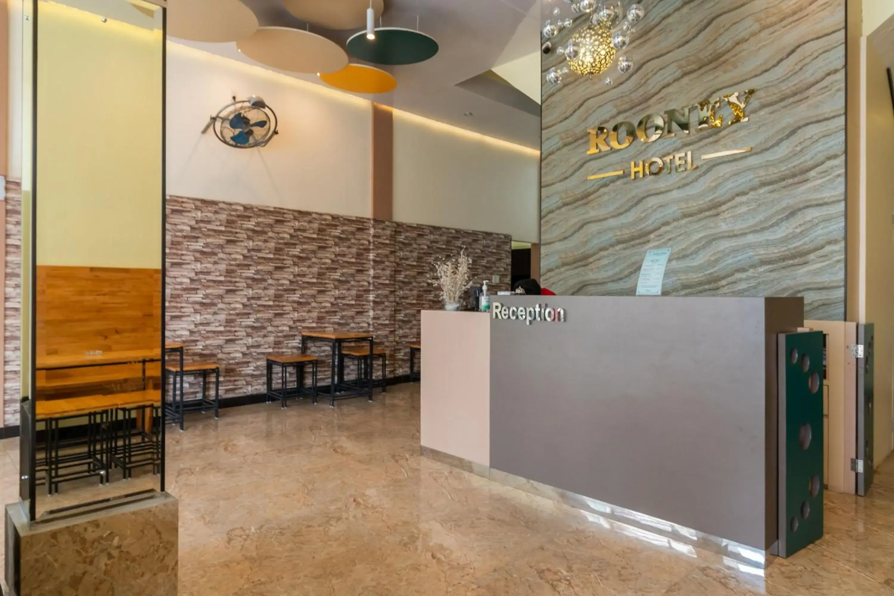 Lobby or reception in RedDoorz Plus near Ramayana Pematangsiantar Lobby or reception in RedDoorz Plus near Ramayana Pematangsiantar