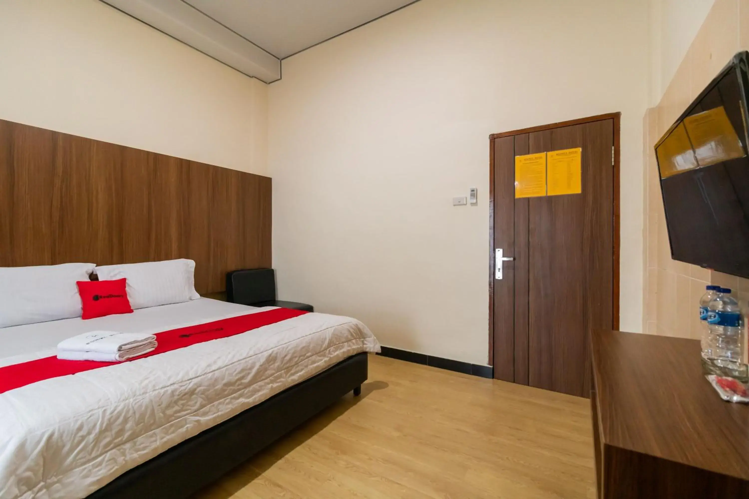 Bedroom, Bed in RedDoorz Plus near Ramayana Pematangsiantar Bedroom, Bed in RedDoorz Plus near Ramayana Pematangsiantar