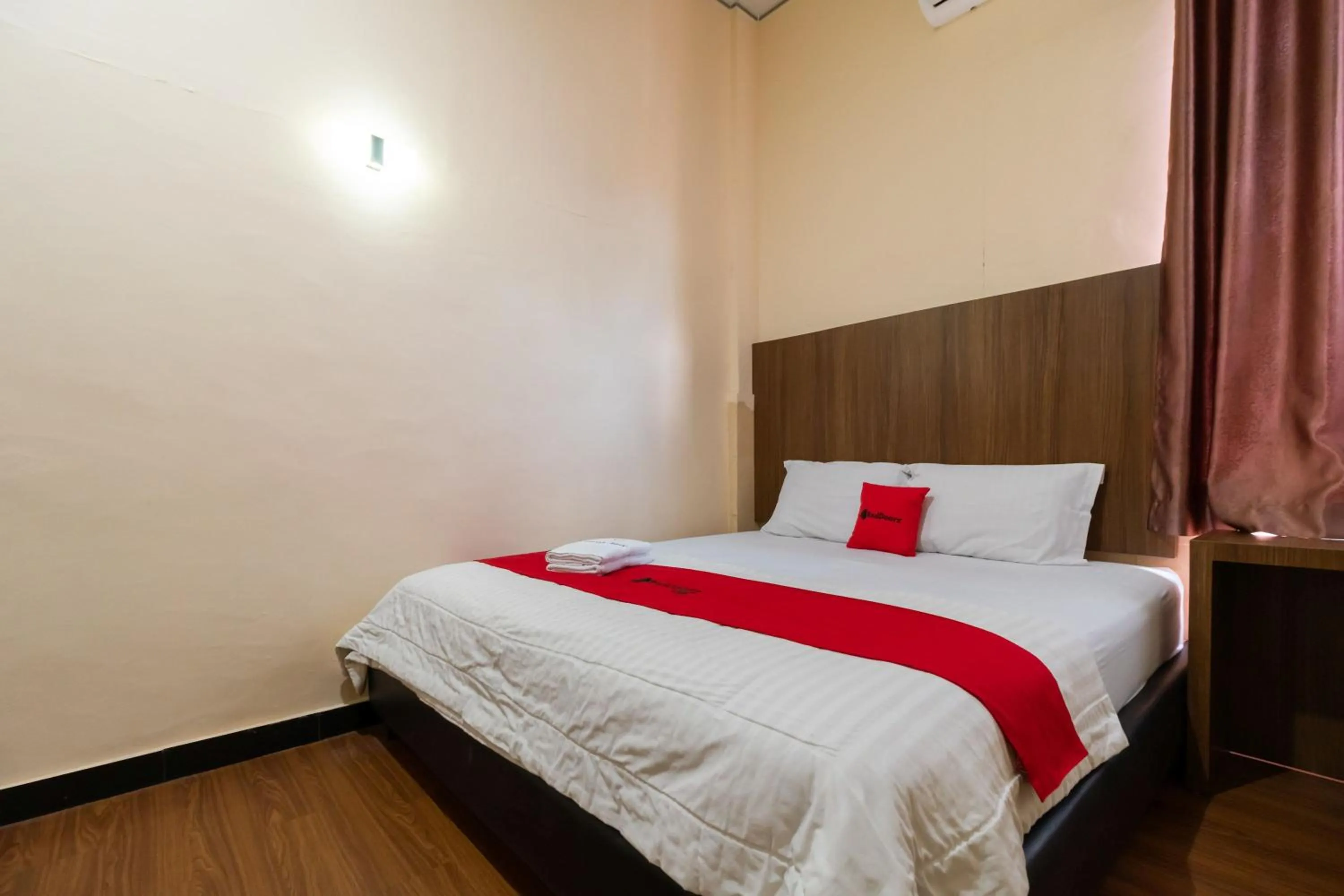 Bedroom, Bed in RedDoorz Plus near Ramayana Pematangsiantar