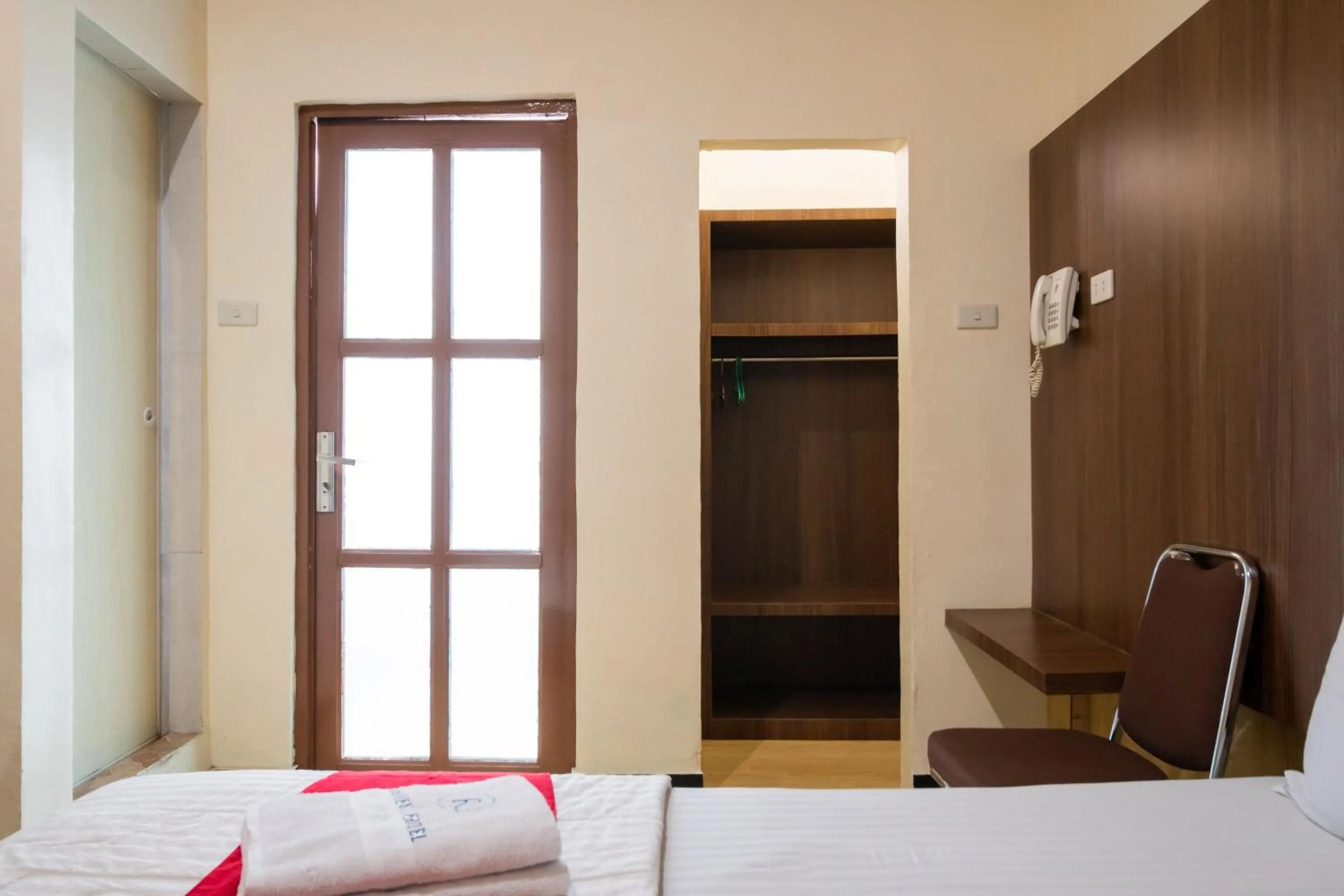 Bedroom, Bed in RedDoorz Plus near Ramayana Pematangsiantar