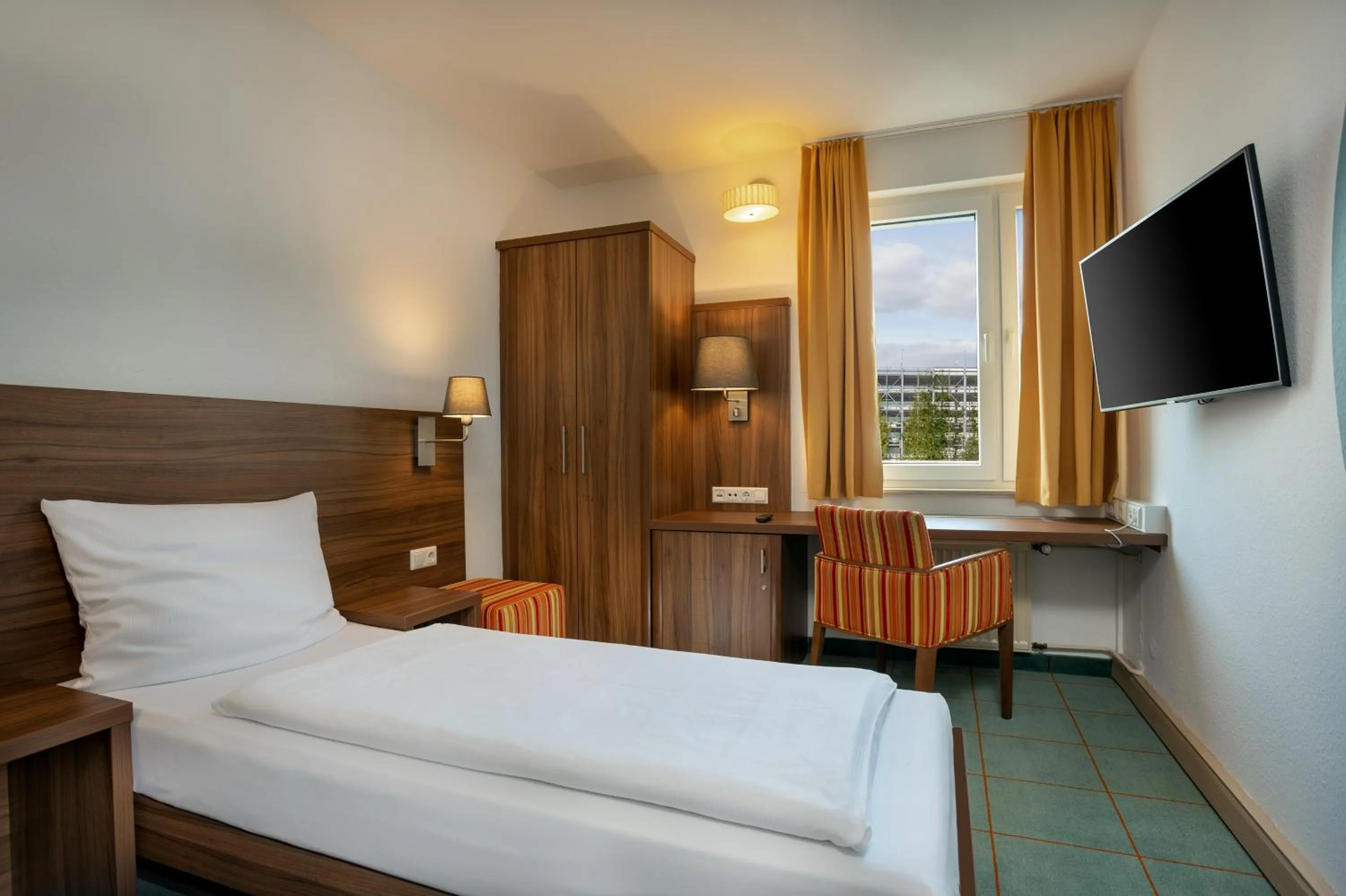 Photo of the whole room, Bed in Greet hotel Darmstadt - an Accor hotel -