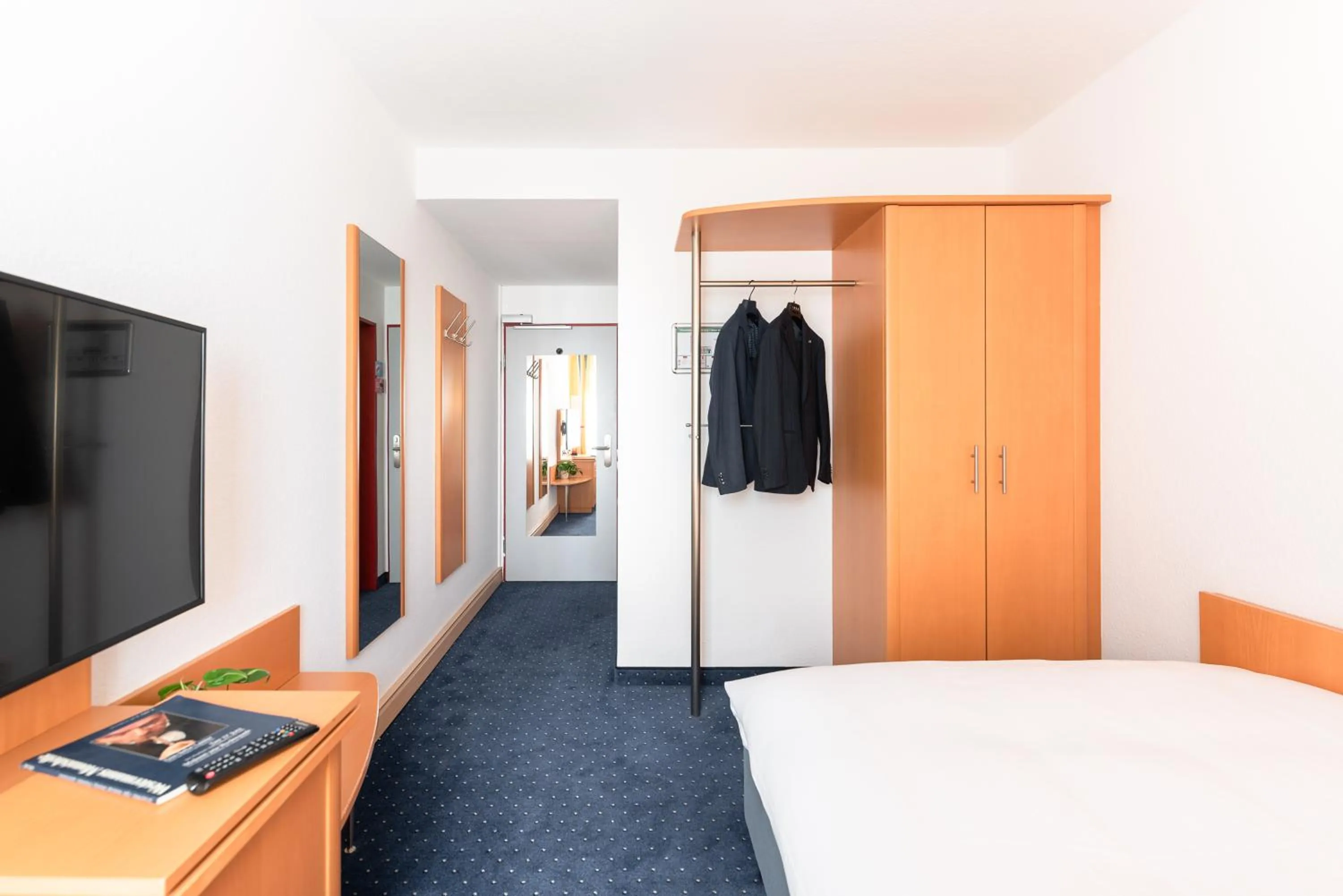 Photo of the whole room, Bed in Greet hotel Darmstadt - an Accor hotel -