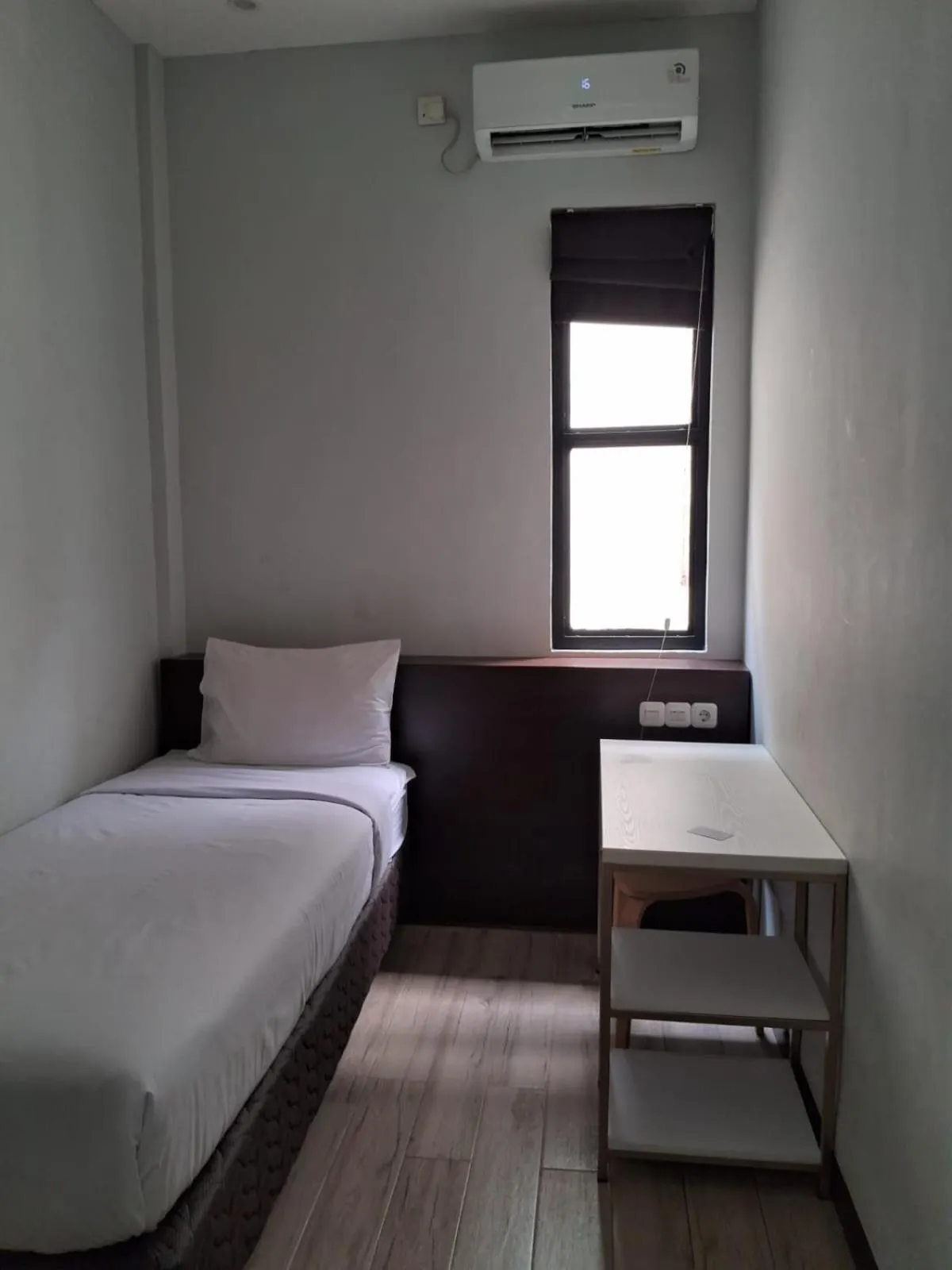 Bedroom, Bed in Circle One