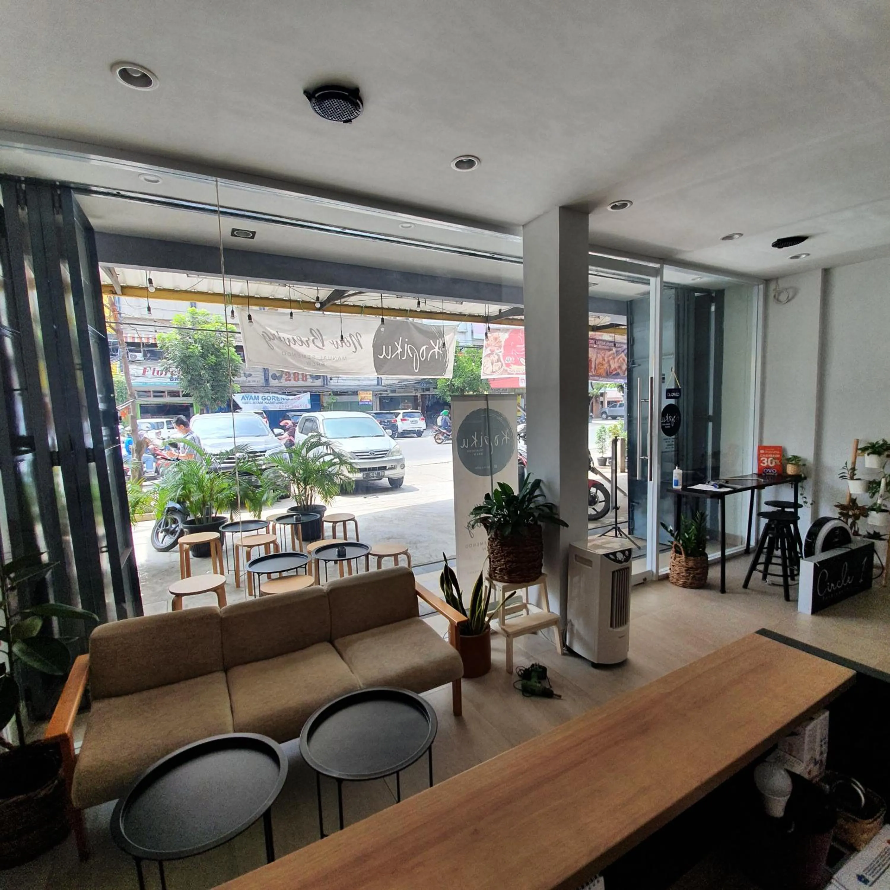 Lobby or reception in Circle One