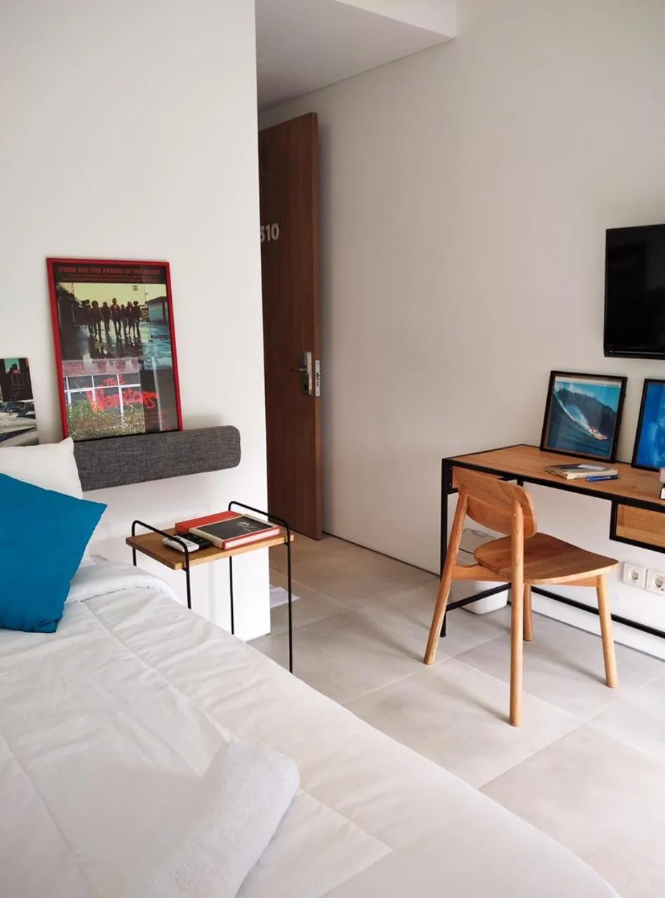 Seating area, Bed in Tengah Tengah